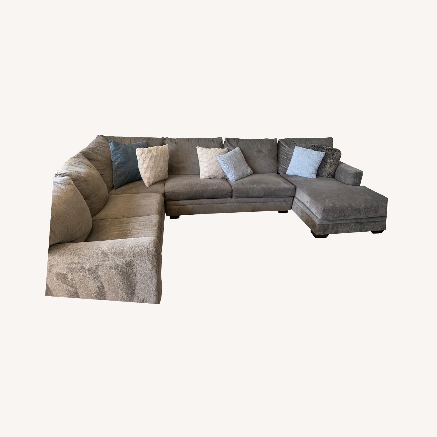Bob's Discount Furniture Luxe Sectional with Chaise AptDeco