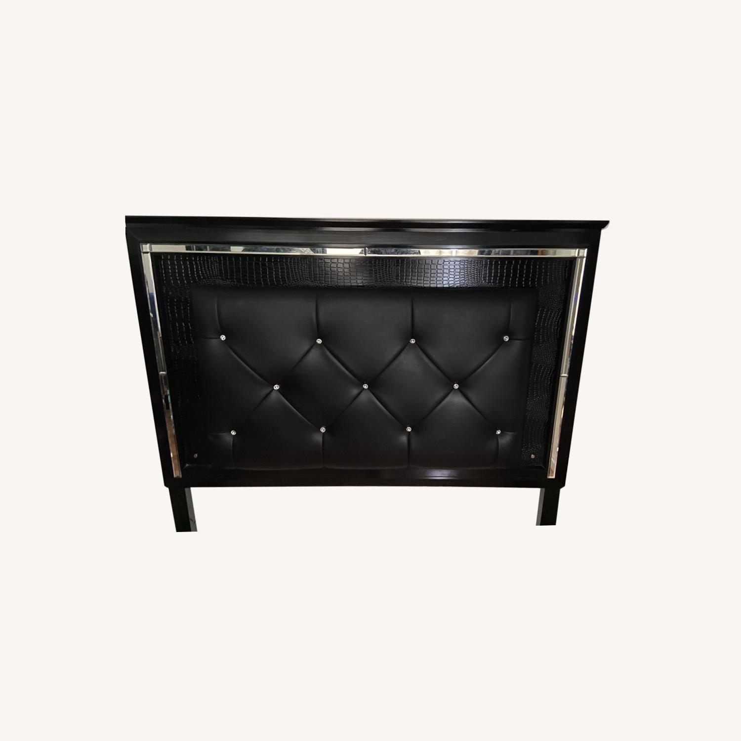 Oscar Tufted Low Profile Standard Bed - image-7