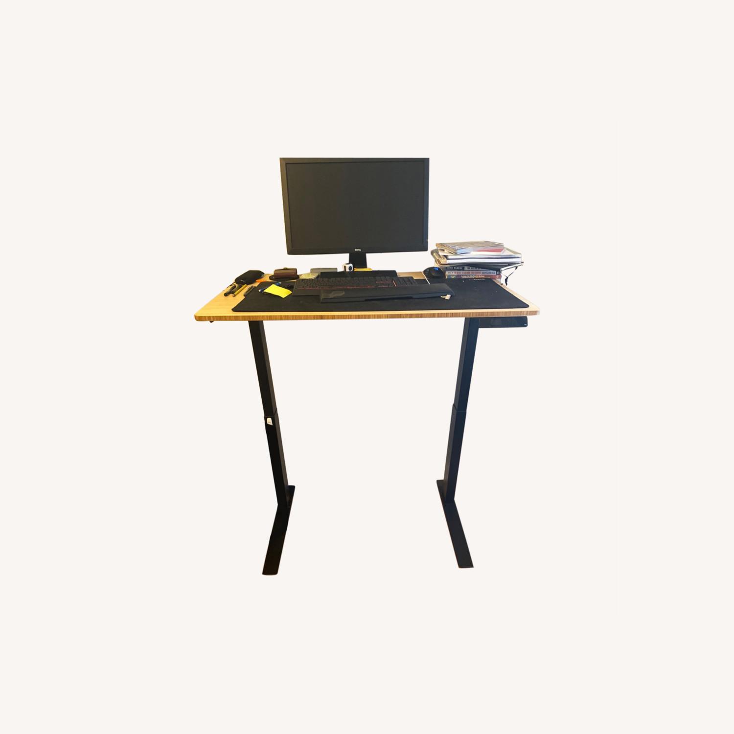 Fully Standing Desk w/touch Screen AptDeco
