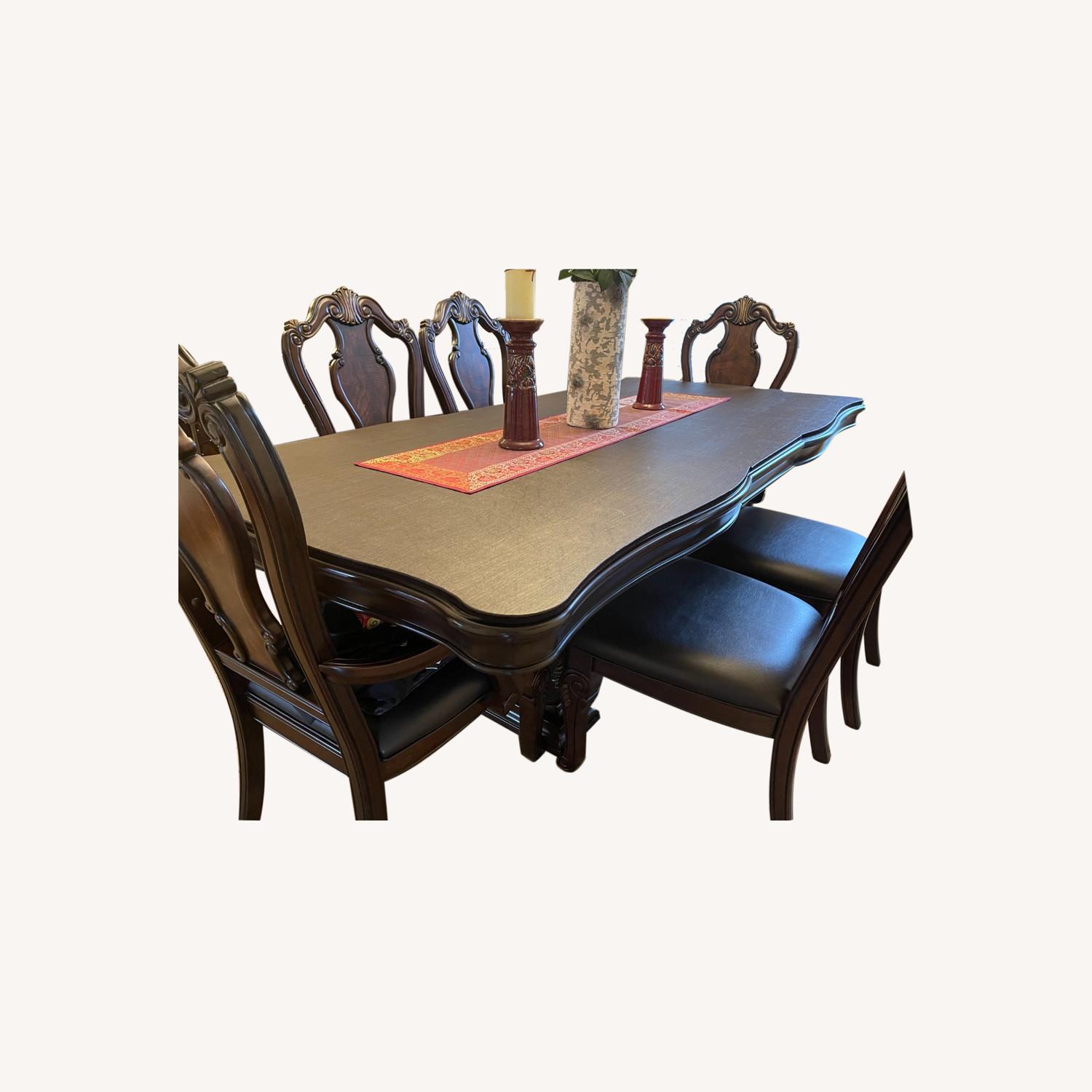 Traditional Dining Set AptDeco
