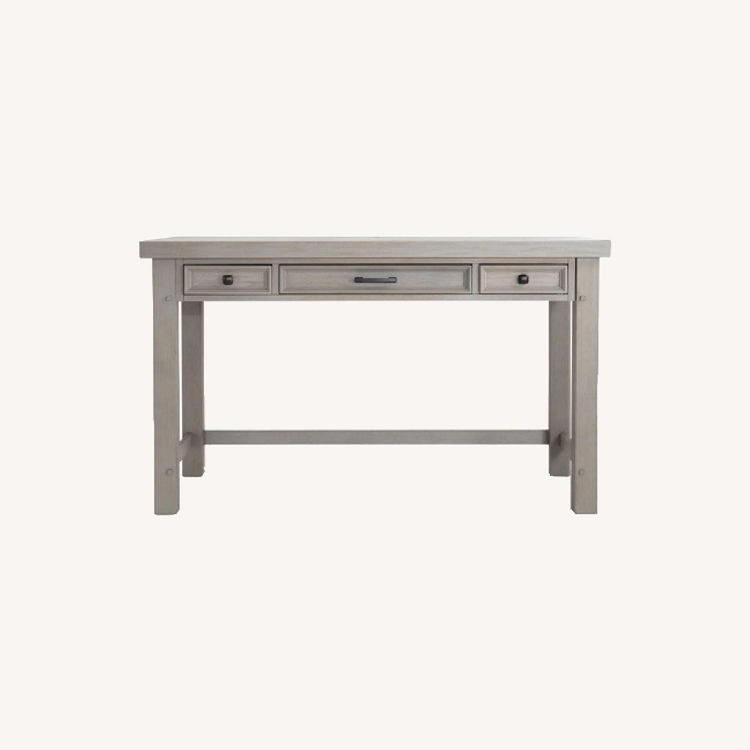 Bob's Discount Desk AptDeco