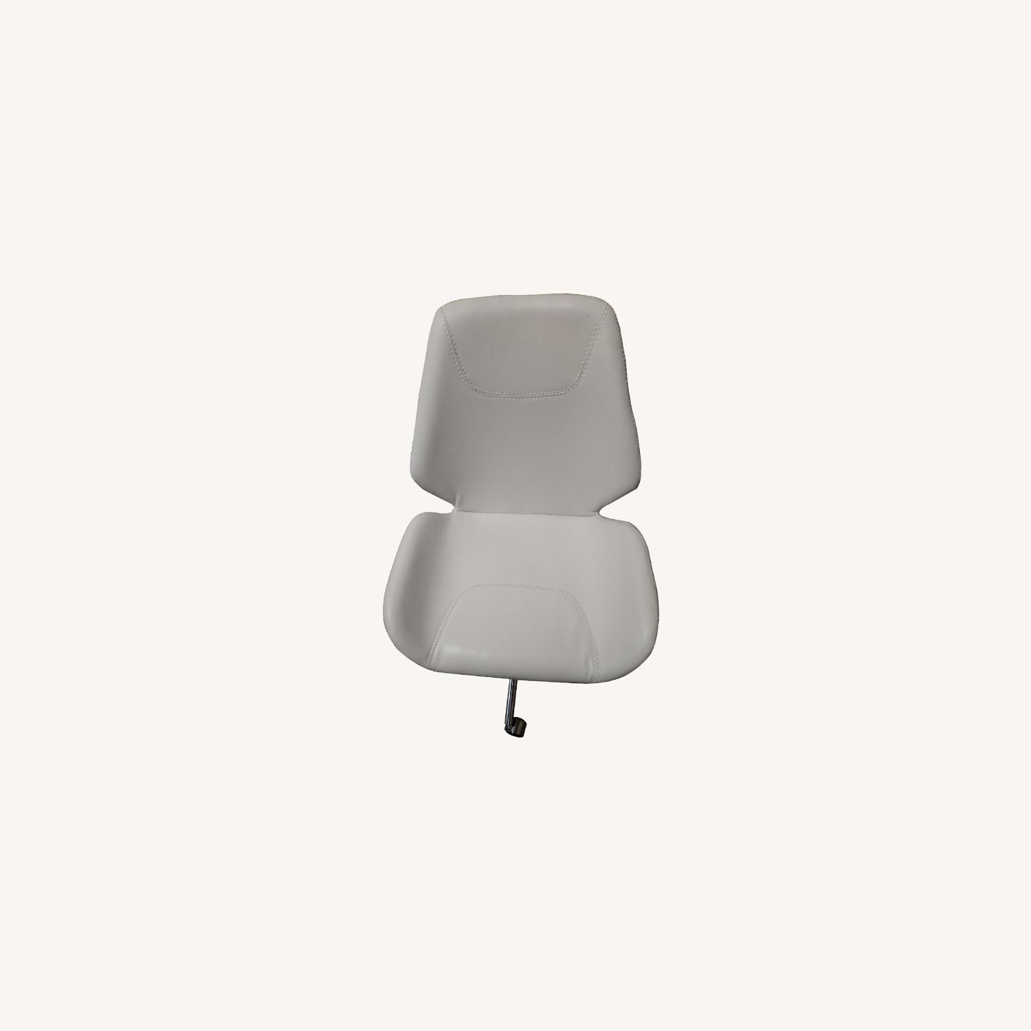 Stylish, Comfortable Desk Chair - AptDeco