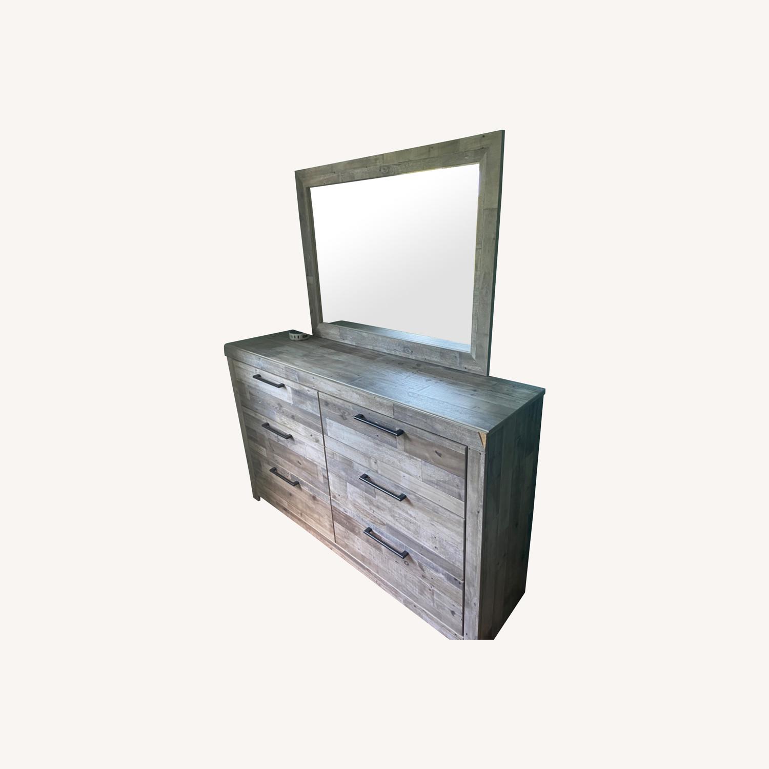 Effie Dresser AptDeco