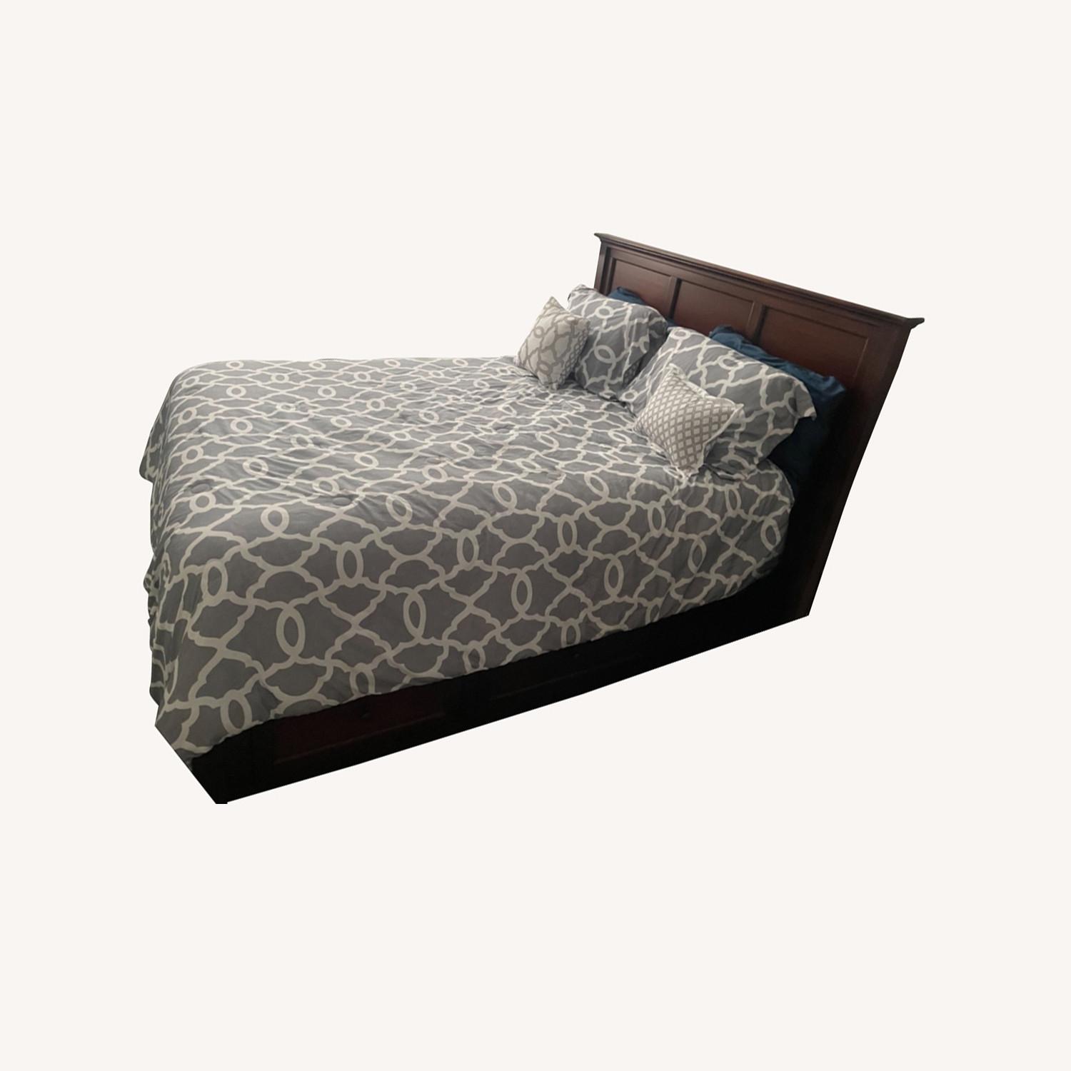 Raymour & Flanigan Queen Size Fluffy Bed AptDeco