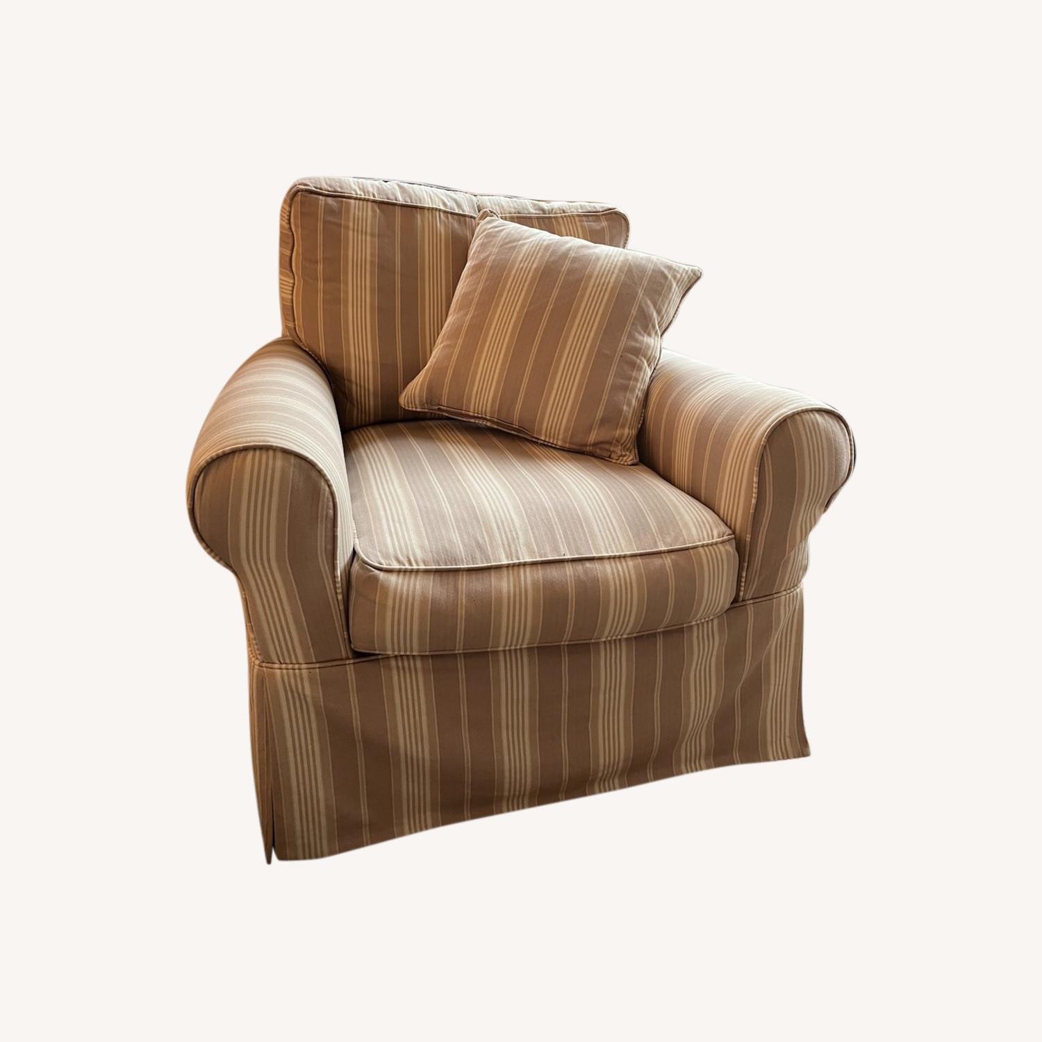Raymour and Flanigan Swivel Accent Chair AptDeco