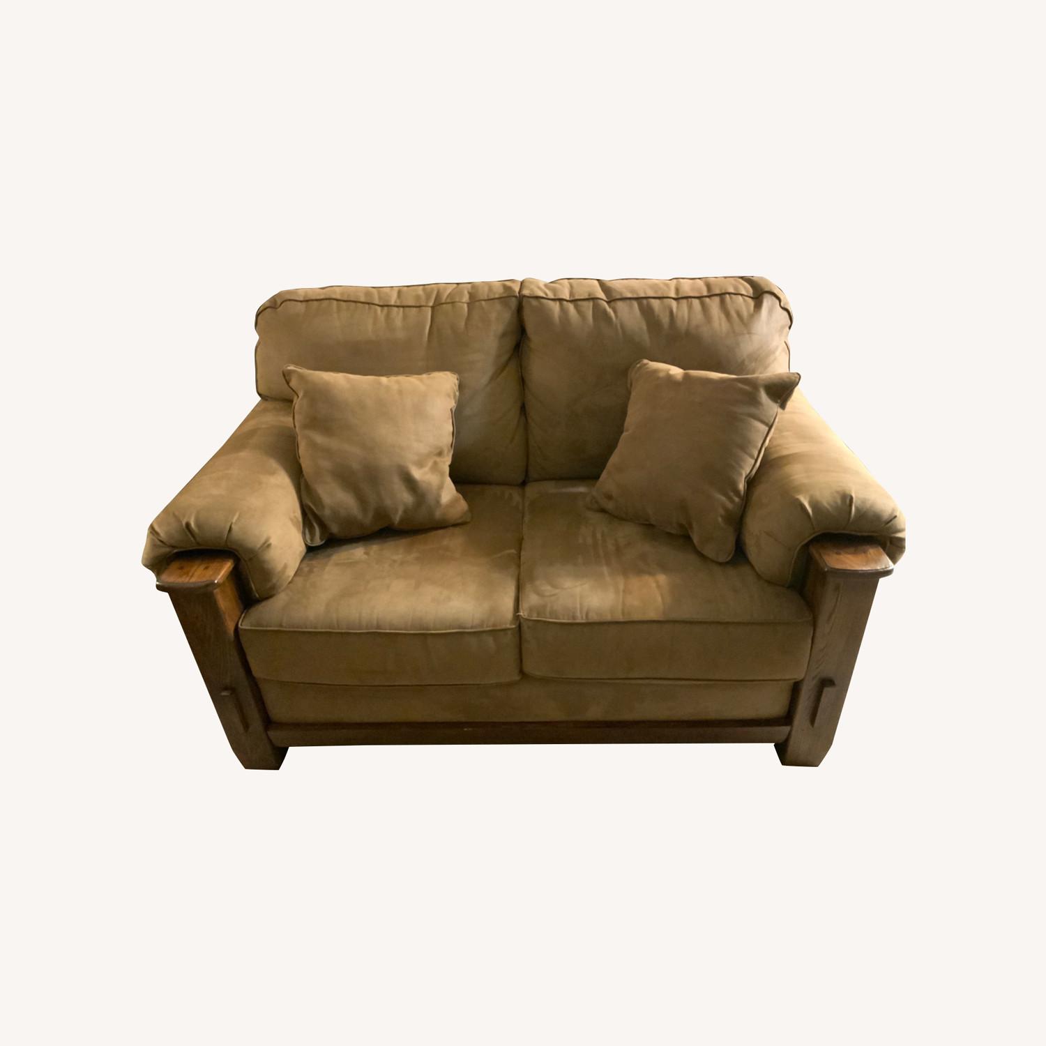 Cottagestyle Loveseat with Microsuede AptDeco