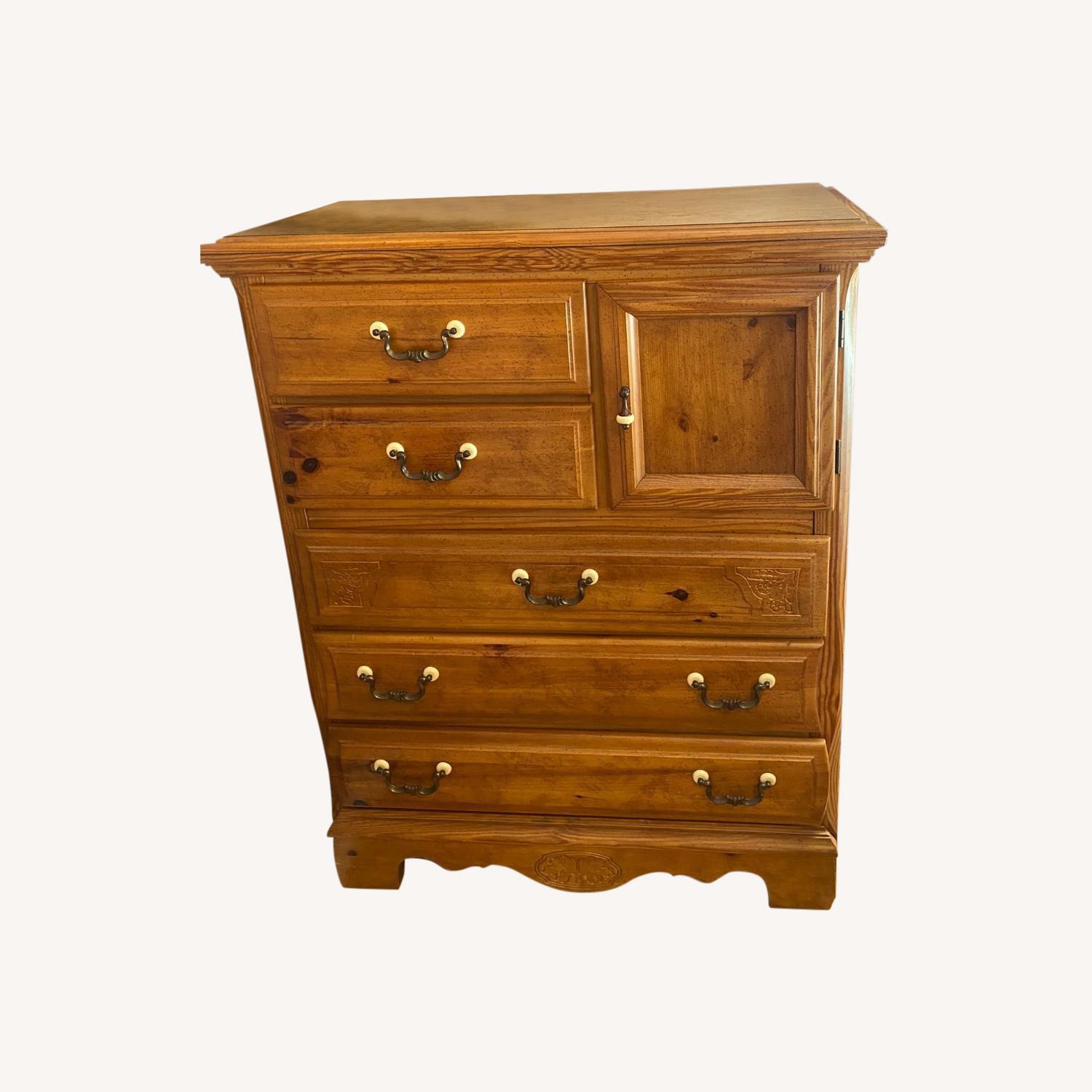 Vaughan-Bassett Standing Dresser/Chest - image-0