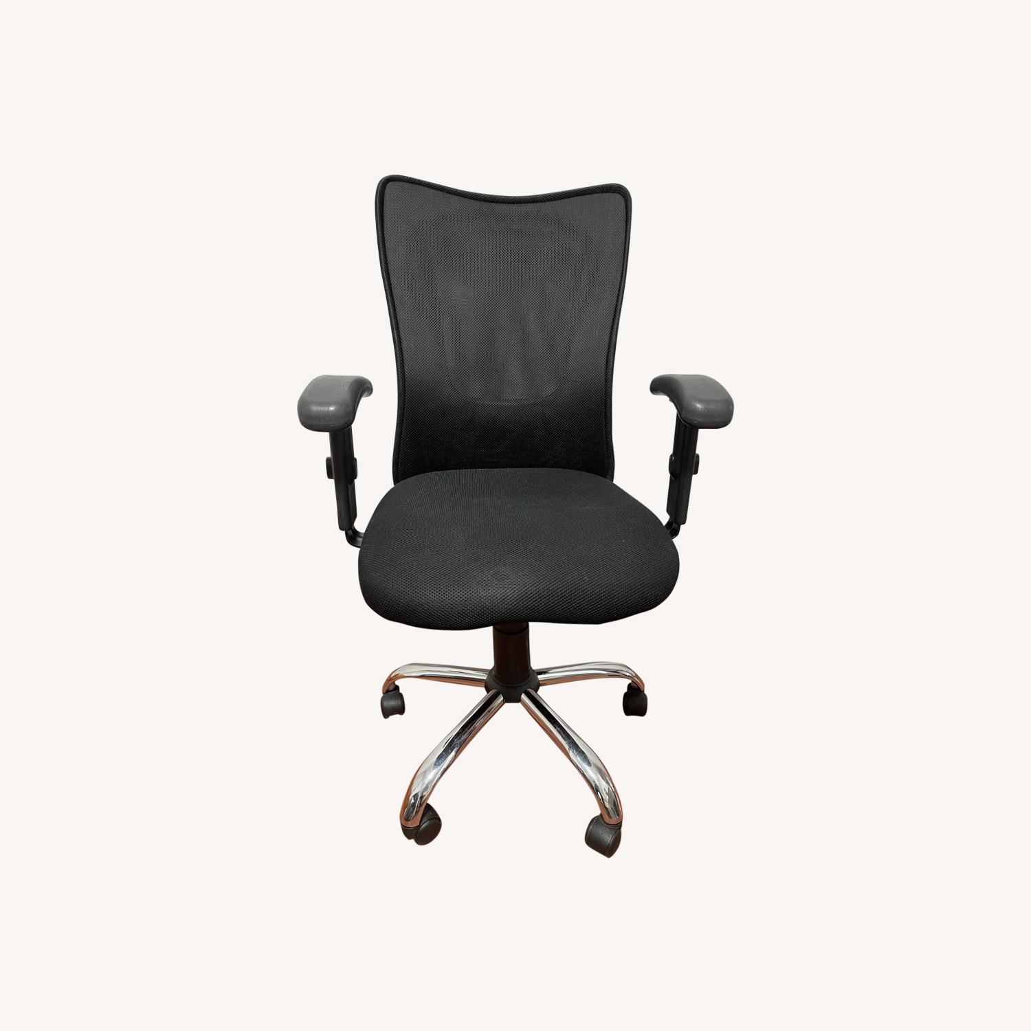 Office Chair with Armrests - image-0