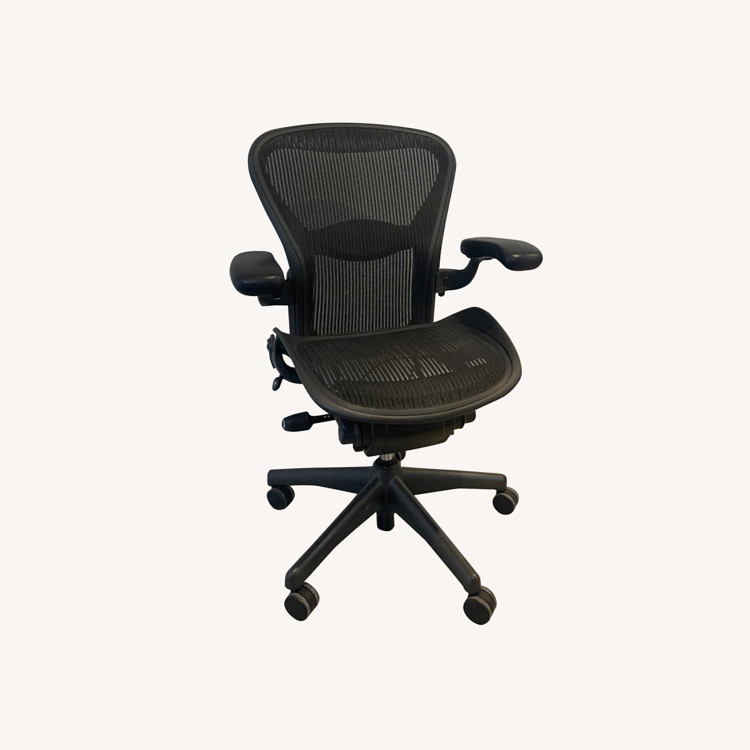 Herman Miller Aeron Chair Black - image-0