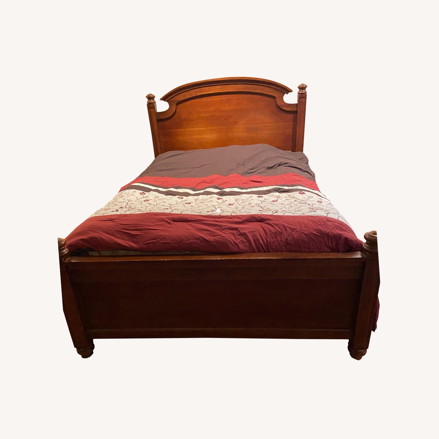 Broyhill Queen Bed - image-0