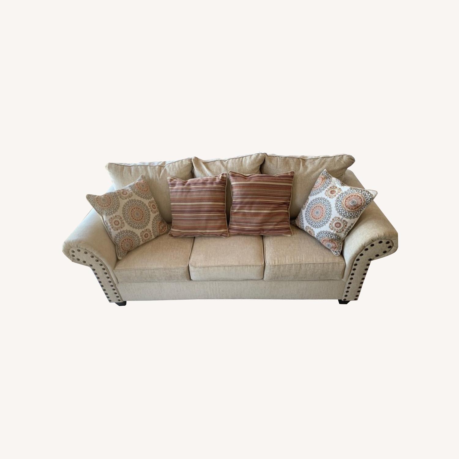 Bob's Discount Furniture Light Grey Sofa AptDeco