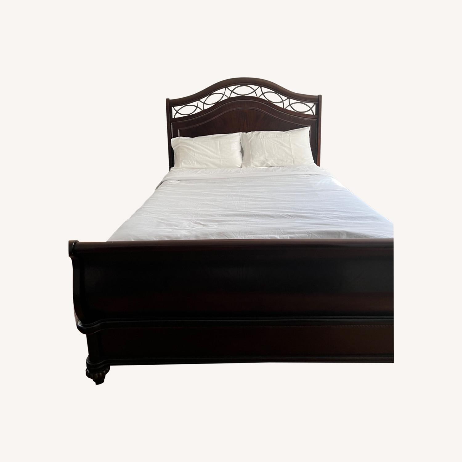Bob's Discount Furniture Queen Bed - image-0