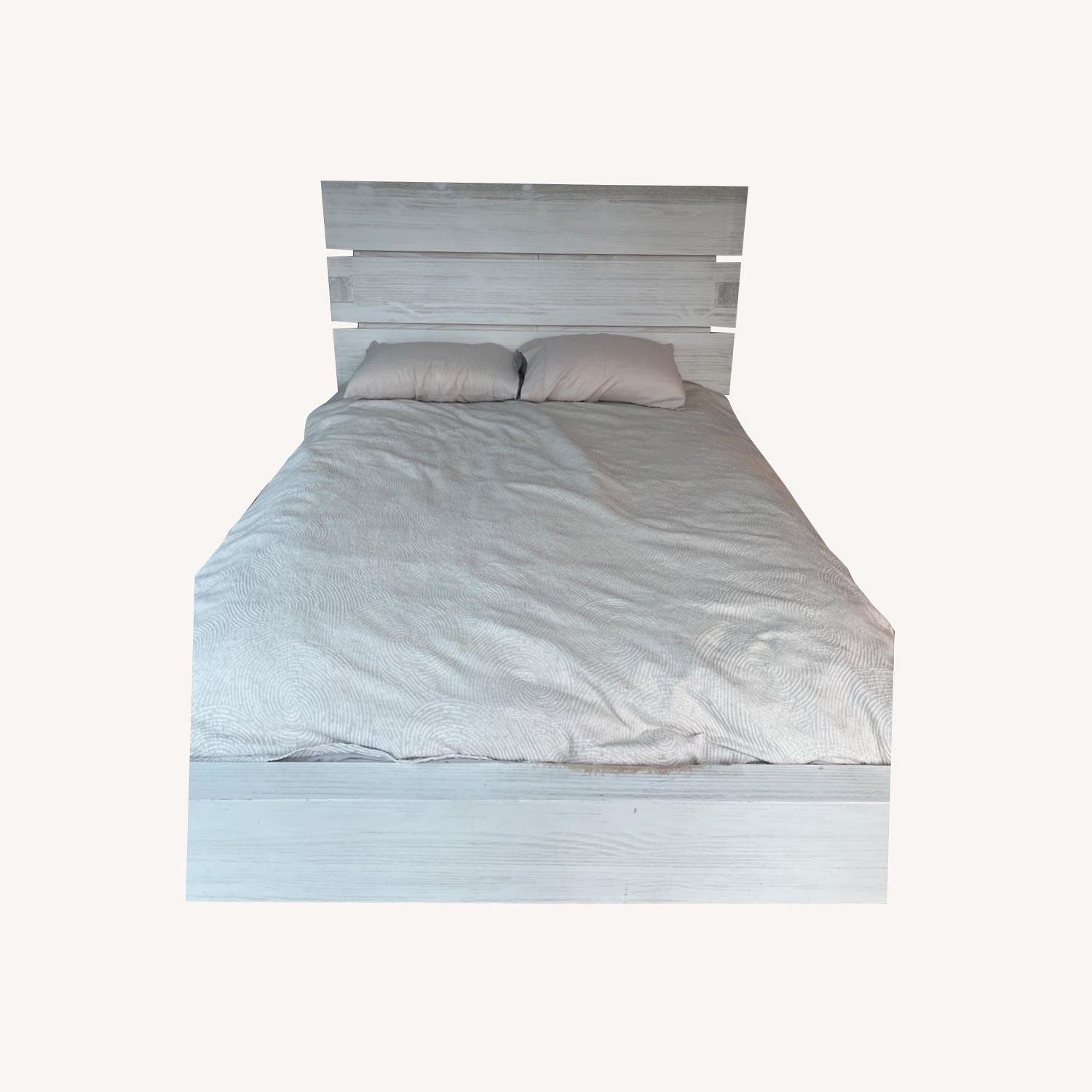 Rooms To Go Ivory Wood Queen Bed - image-0