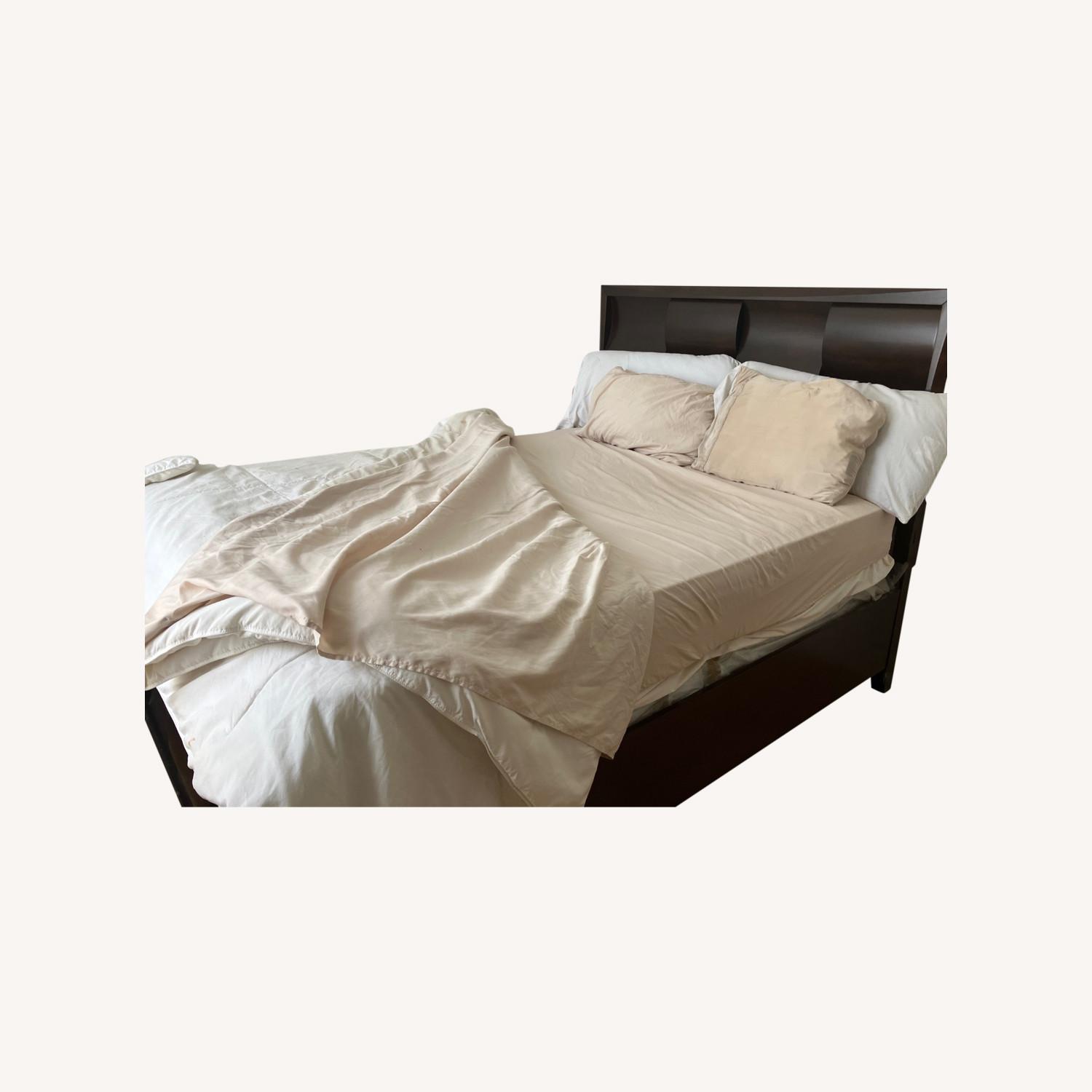 Magnussen Fuqua Queen Bed - image-0