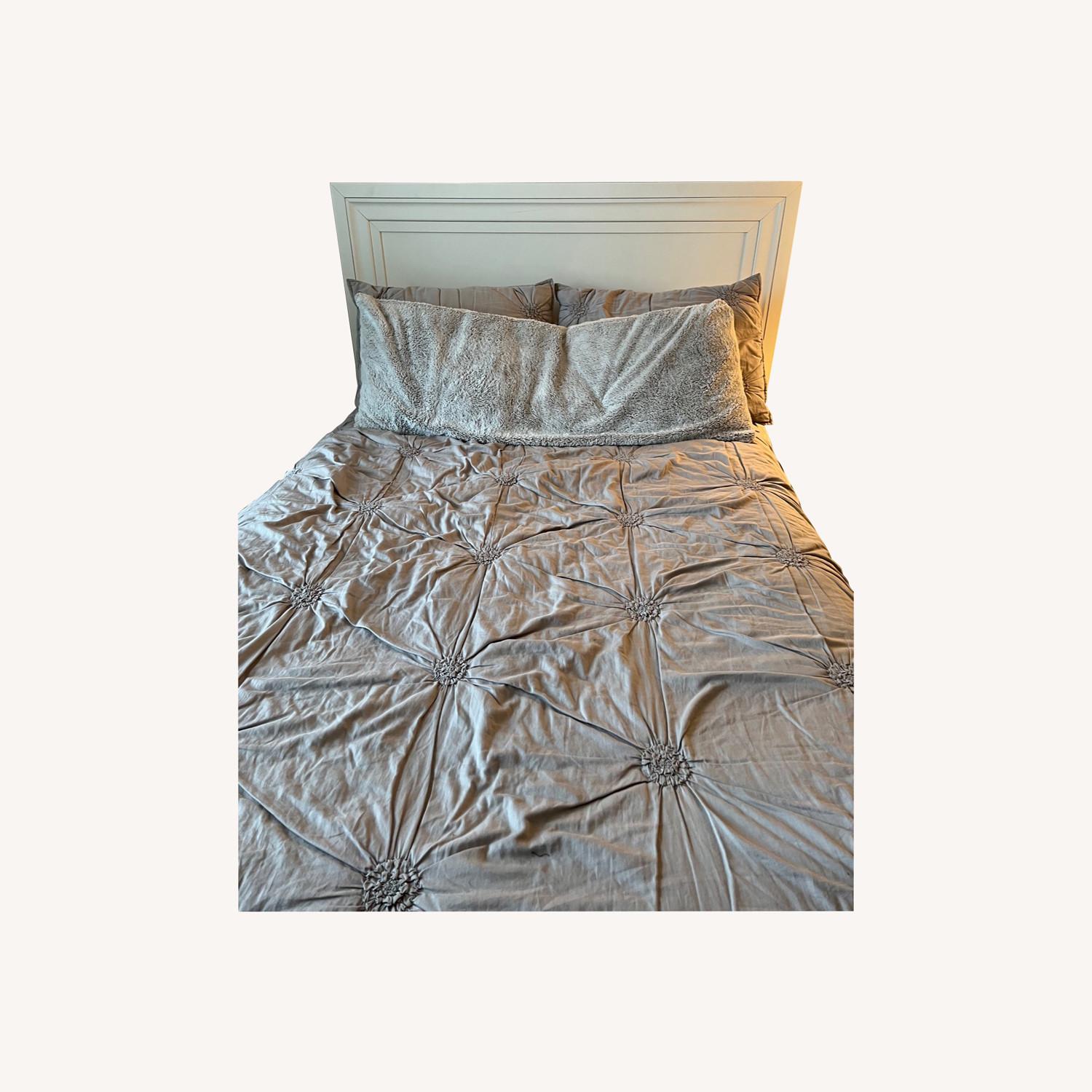 White Rooms To Go Full Bed - image-0