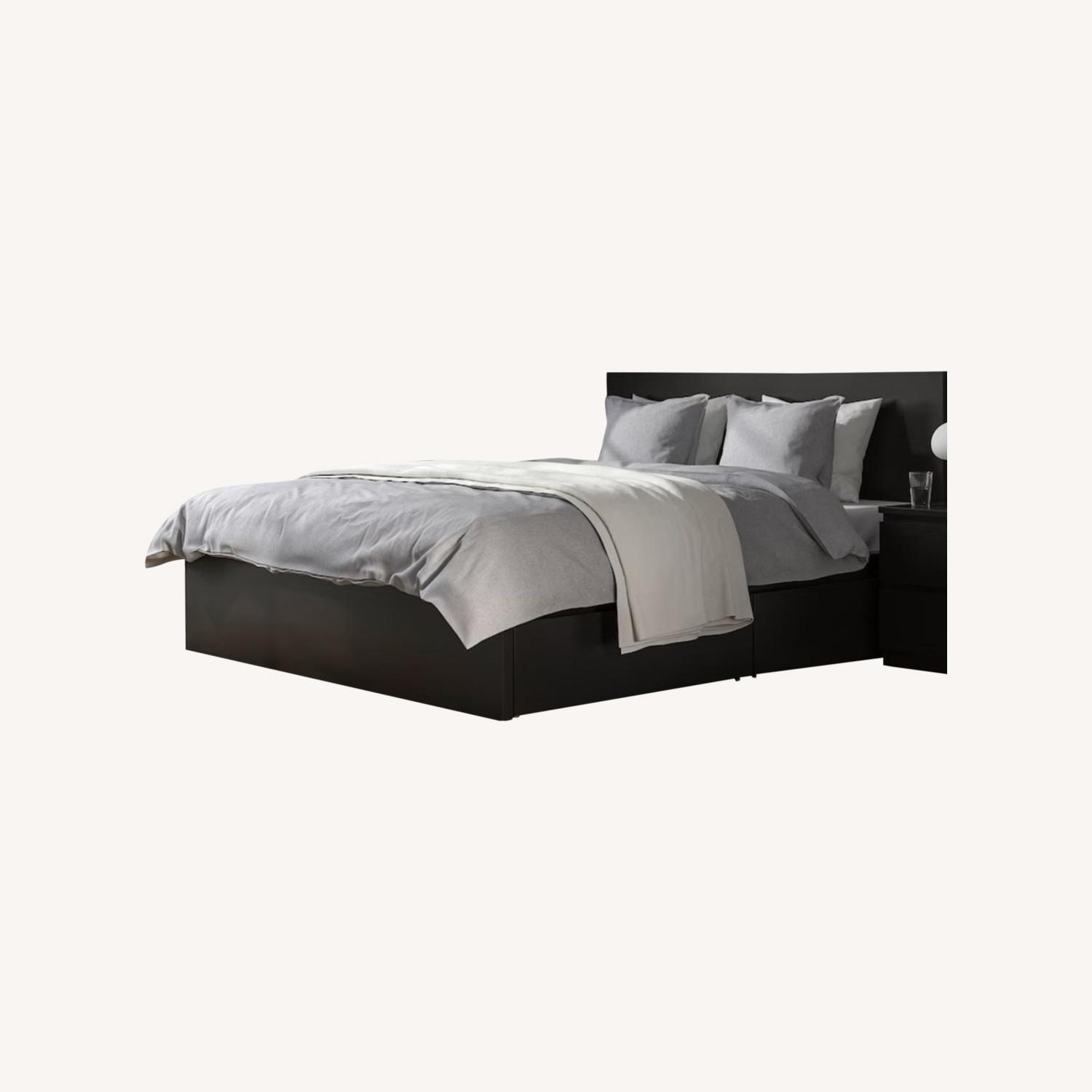 Sleek Modern Queen Bed with 4Drawer Storage AptDeco