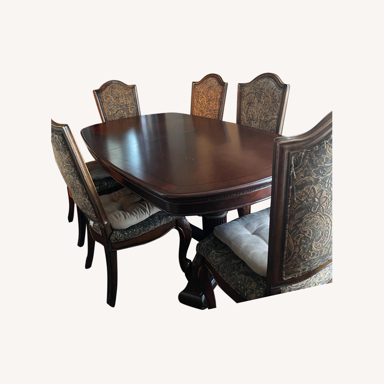Raymour & Flanigan Luxury Dining Room Table / Chairs - image-0