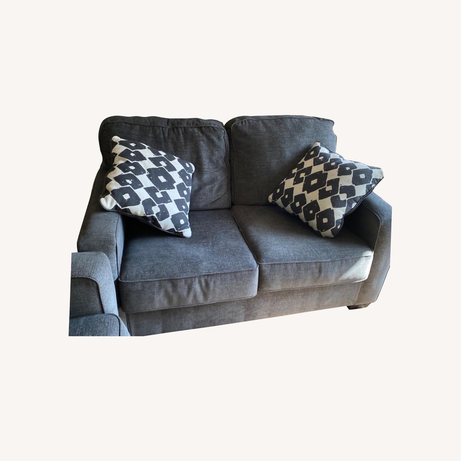 Turdur Loveseat - image-0