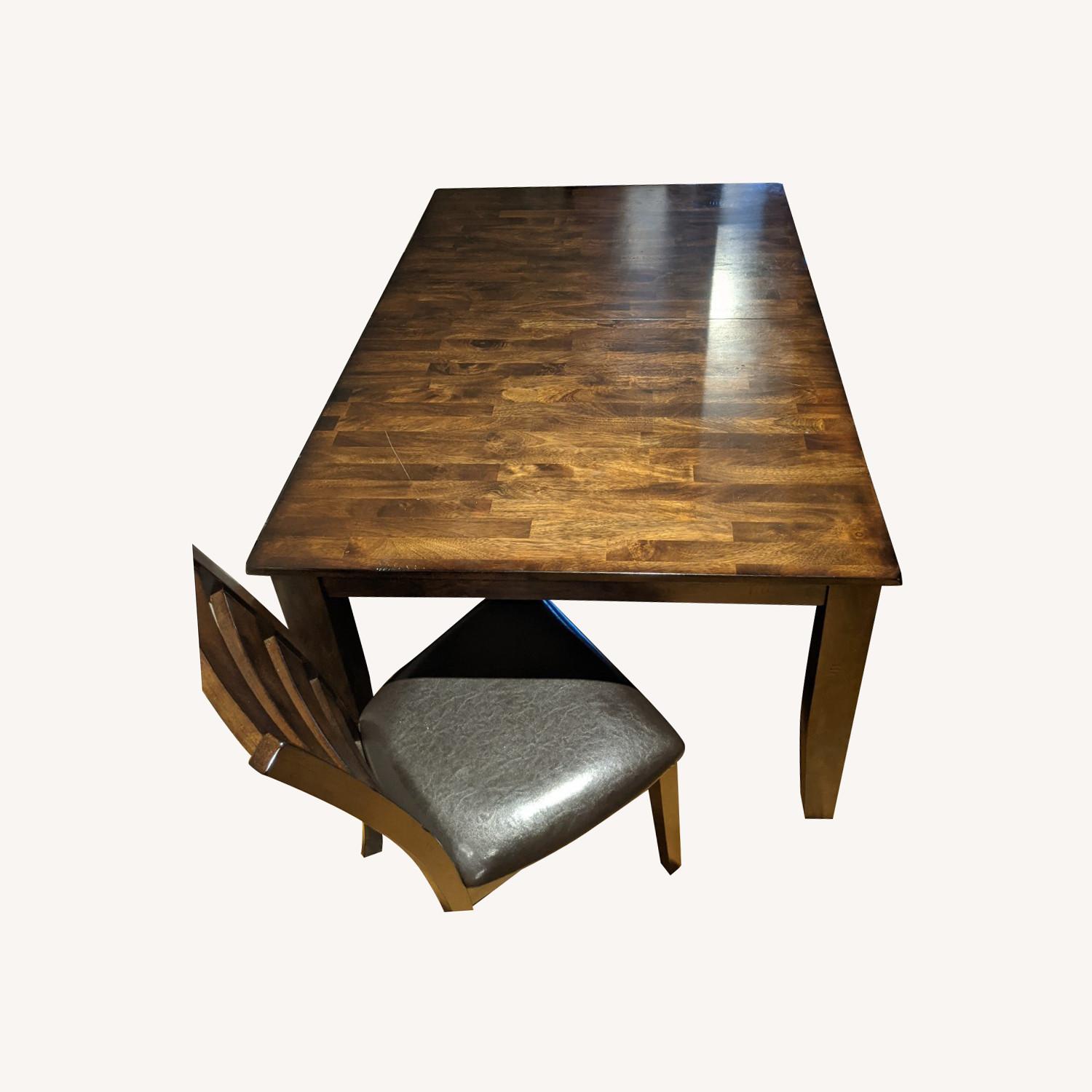 Raymour & Flanigan Kona Dining Table With Leaf AptDeco
