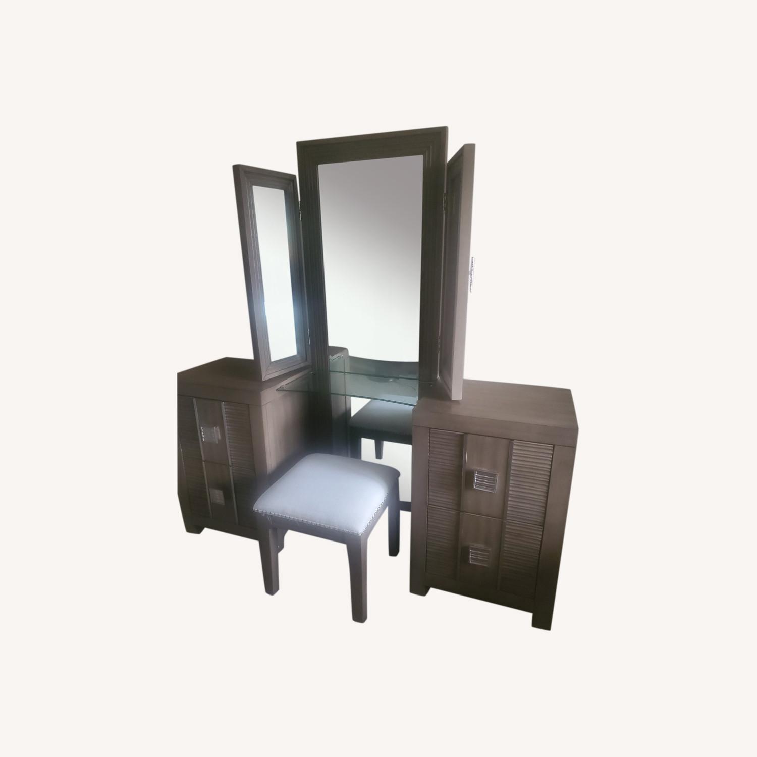 Bob's Discount Vogue Complete Vanity - image-0