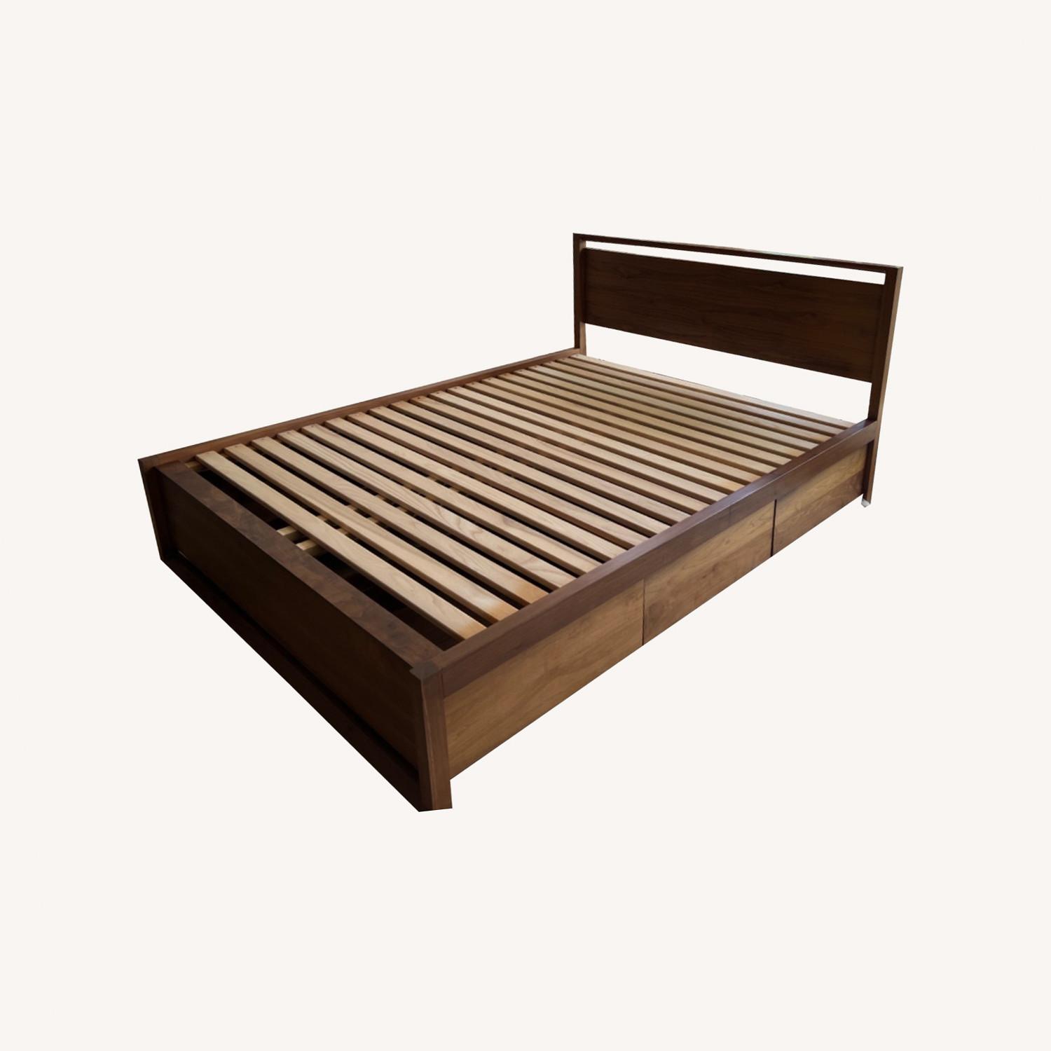 Design Within Reach Queen Size Mattera Bed - image-0