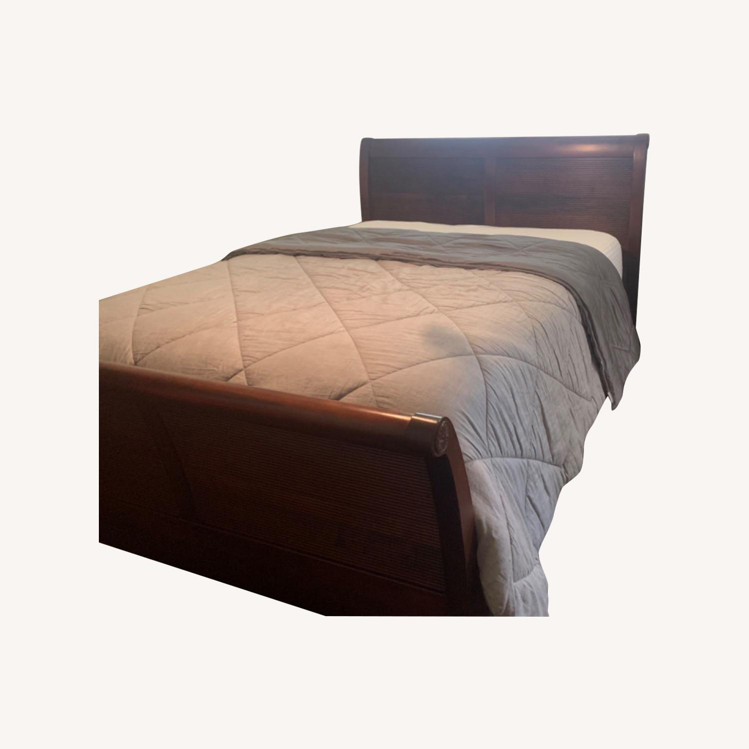 Ethan Allen Cozy Queen Sleigh Bed - image-5