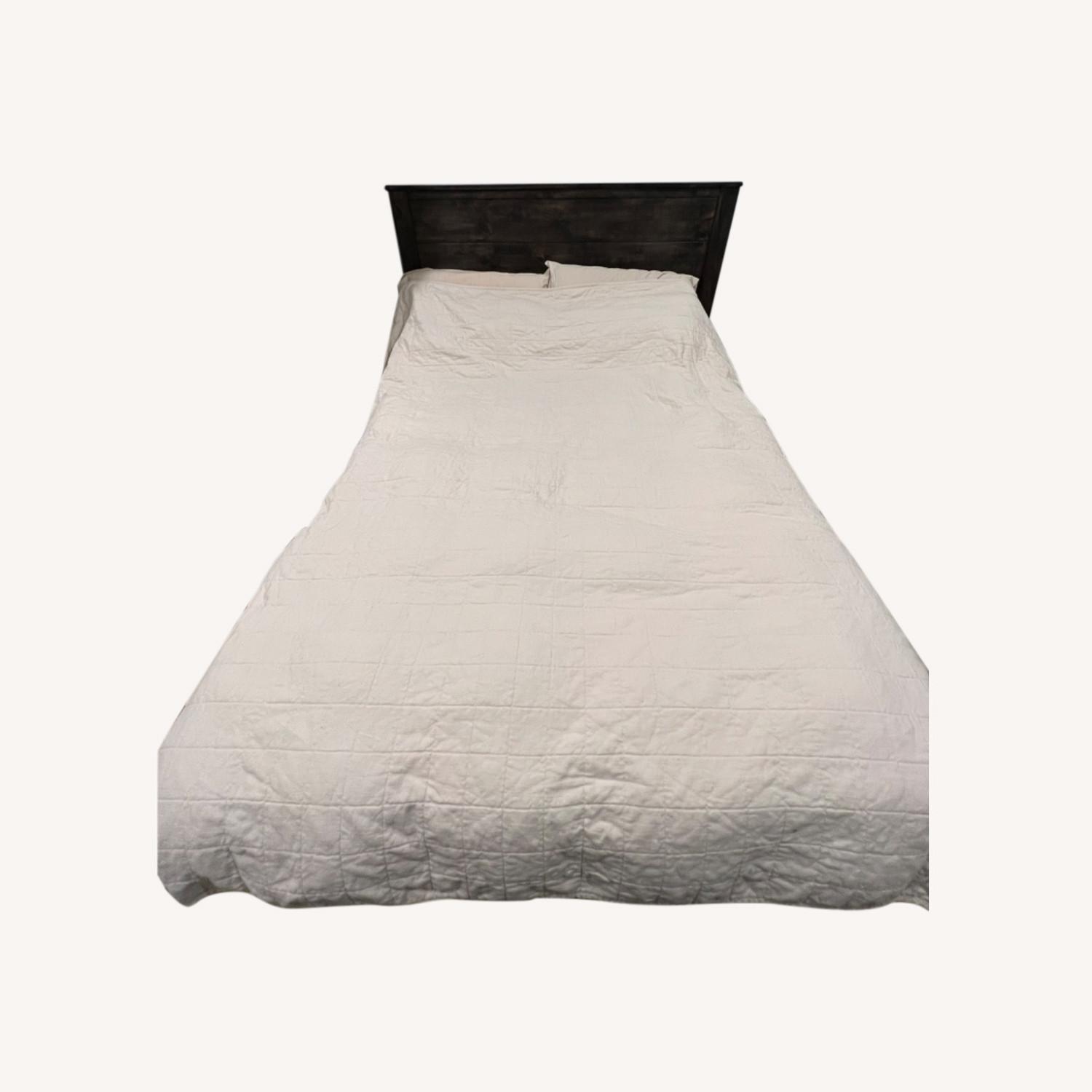 Round Hill Bed Queen Size - image-0