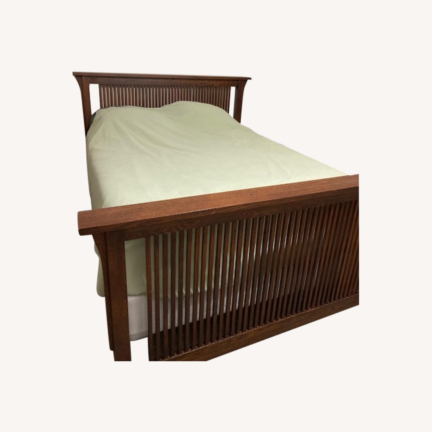 Villageois Classic Mission Oak Queen Bed - image-0