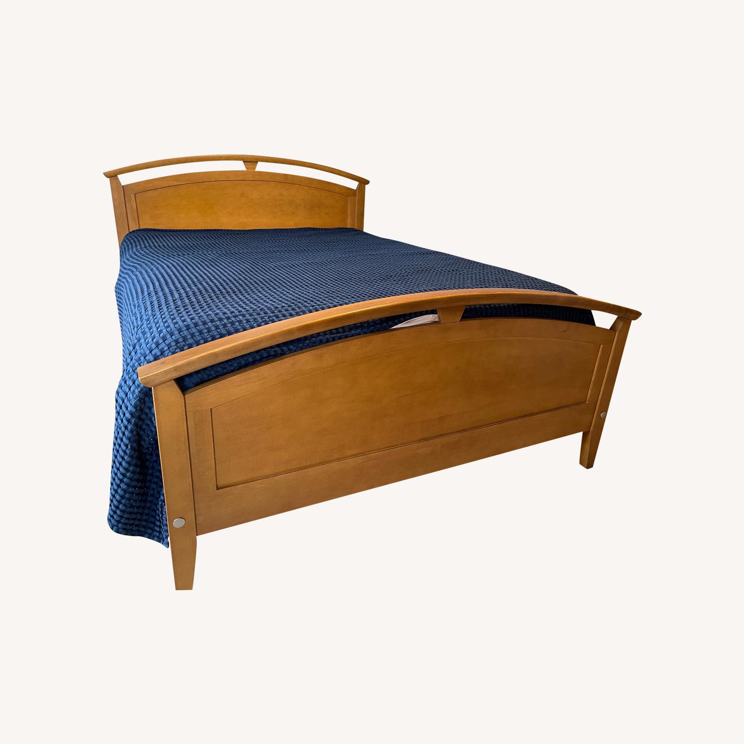Ethan Allen American Dimensions Queen Bed - image-0