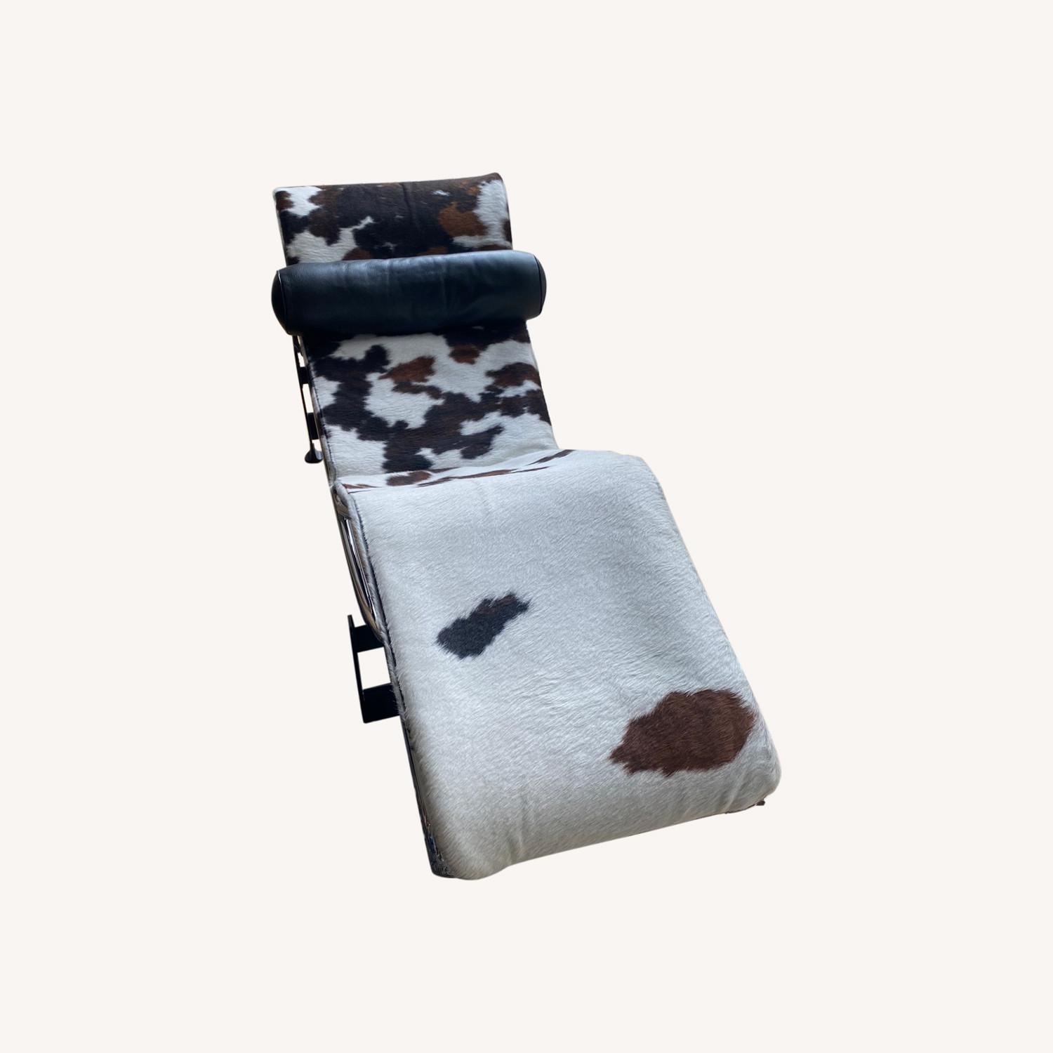 Le Corbousier - Chaise Lounge in Cowhide - image-0