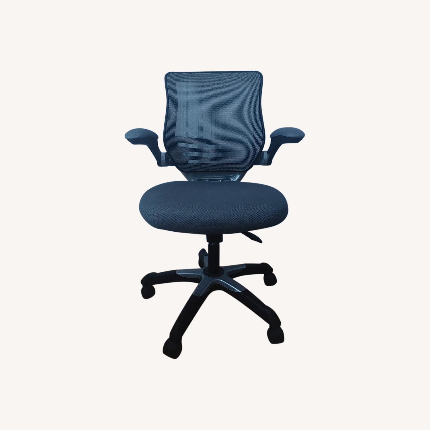 Ventilated mesh Office Chair with Armrests - image-0