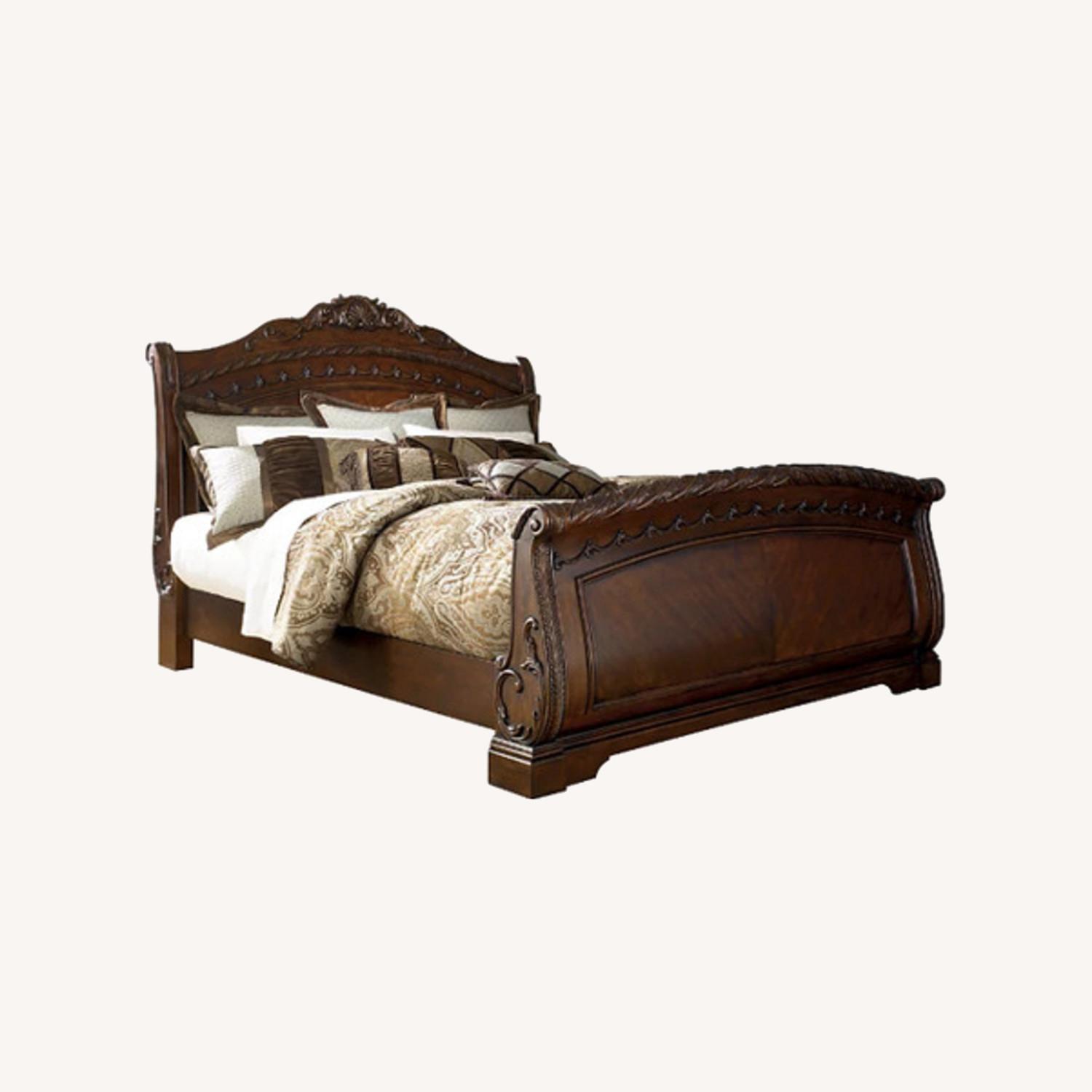 North Shore Queen Sleigh Bed - image-0