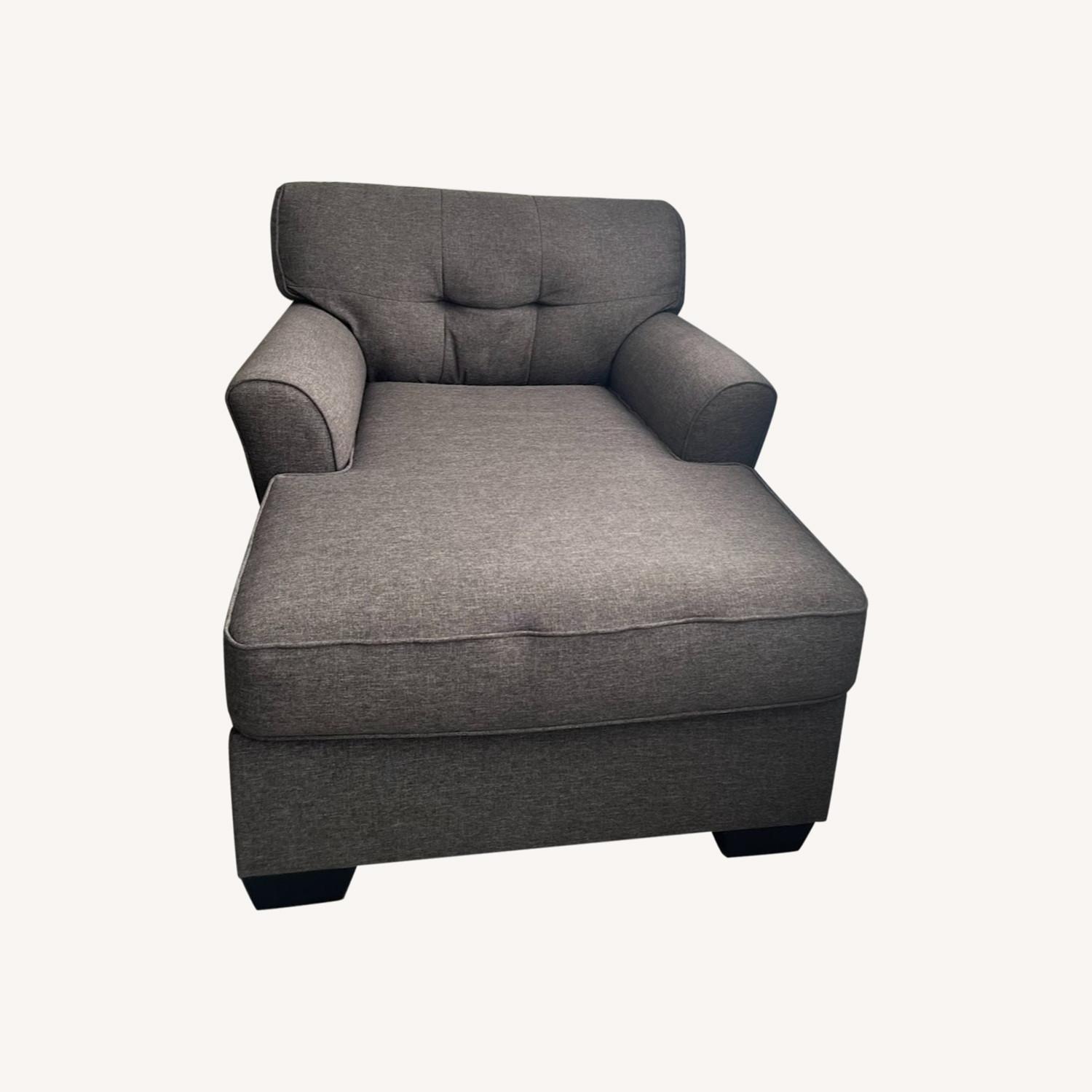 Ashley Mahoney Chaise