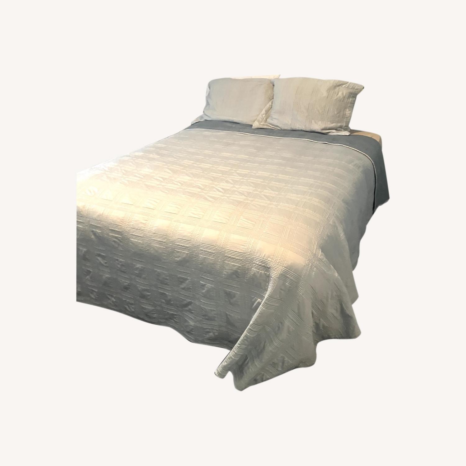 TempurPedic Queen Size Adjustable Bed with Remote AptDeco