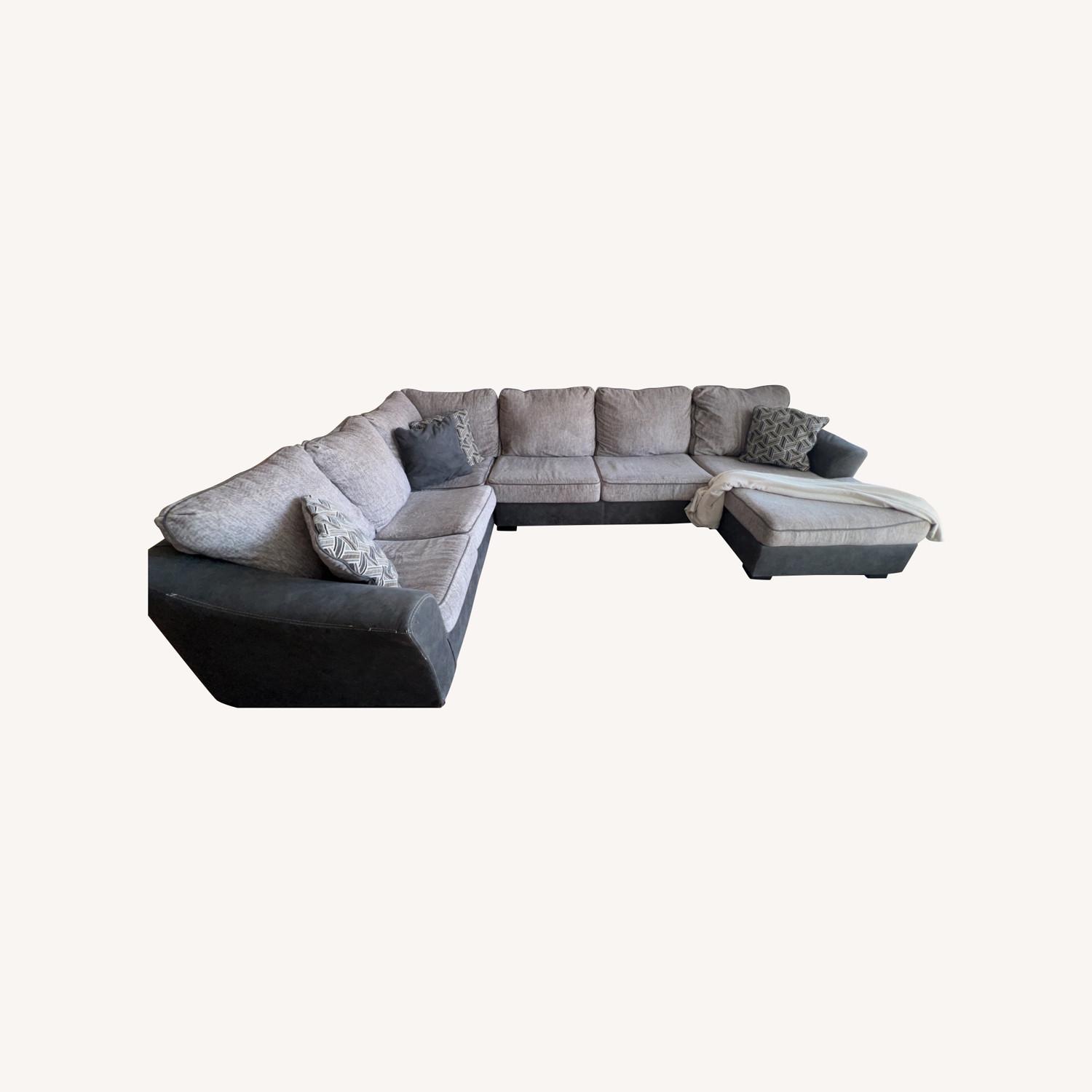 Ashley 6 Seat Sectional - image-0