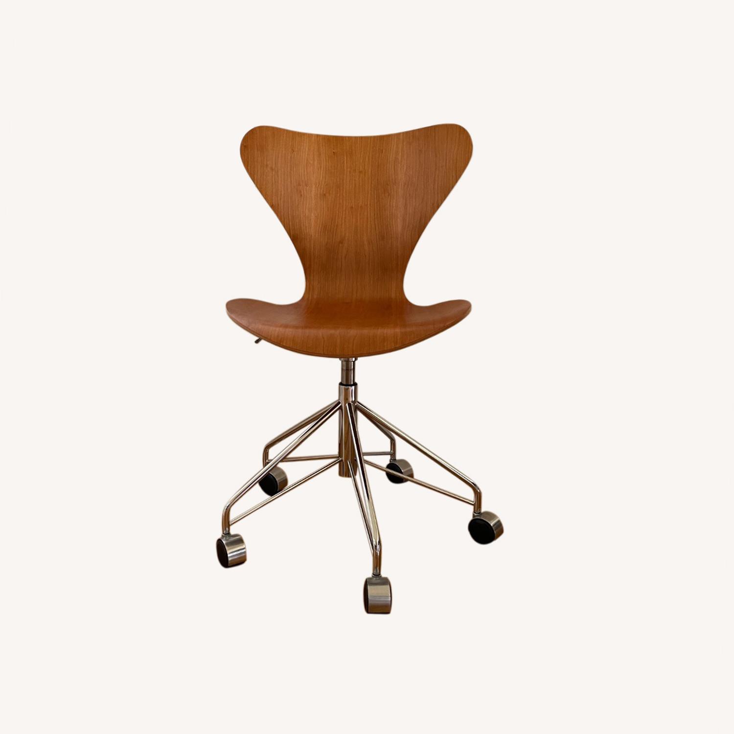 Fritz Hansen Series 7 Swivel Chair in Cherry - image-0