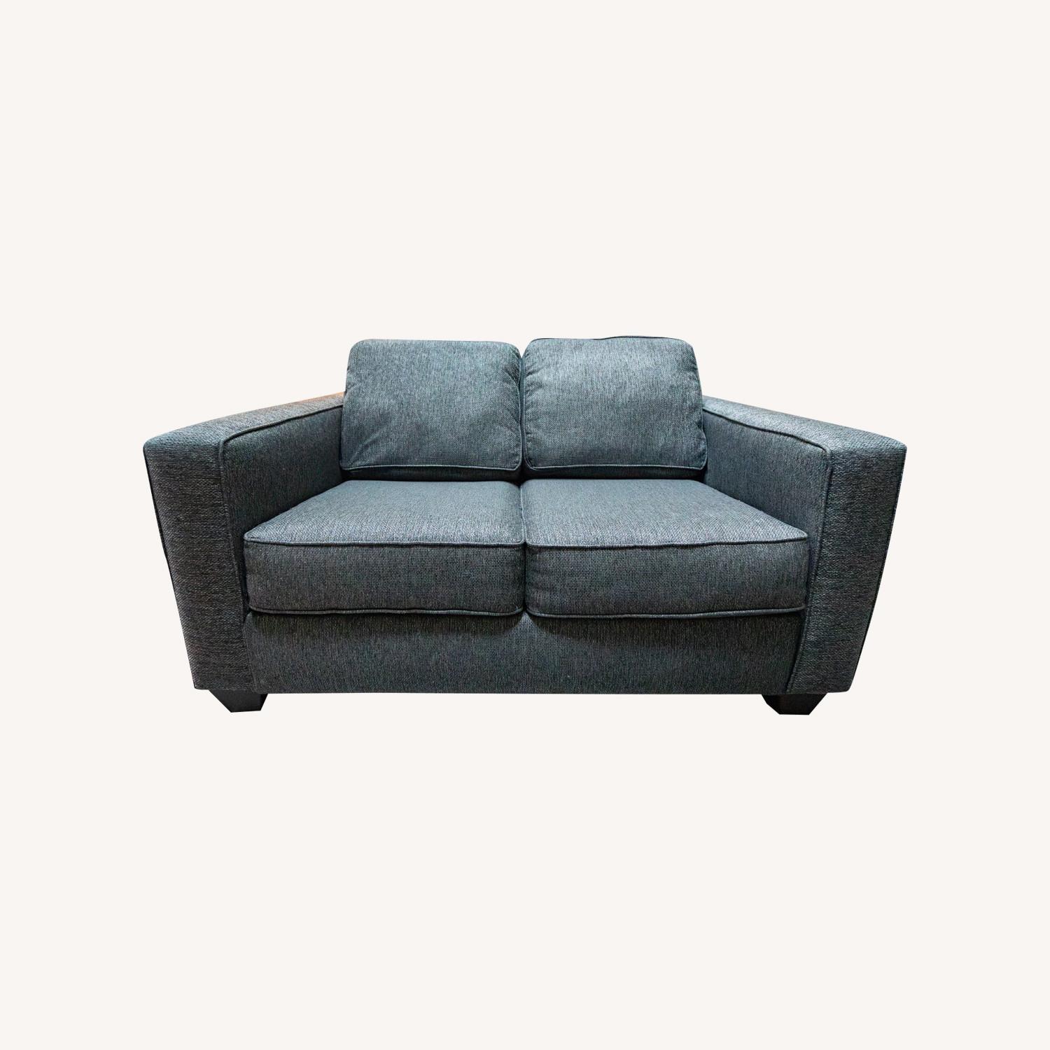 Rooms To Go Ridgewater Loveseat + Accent Pillows AptDeco