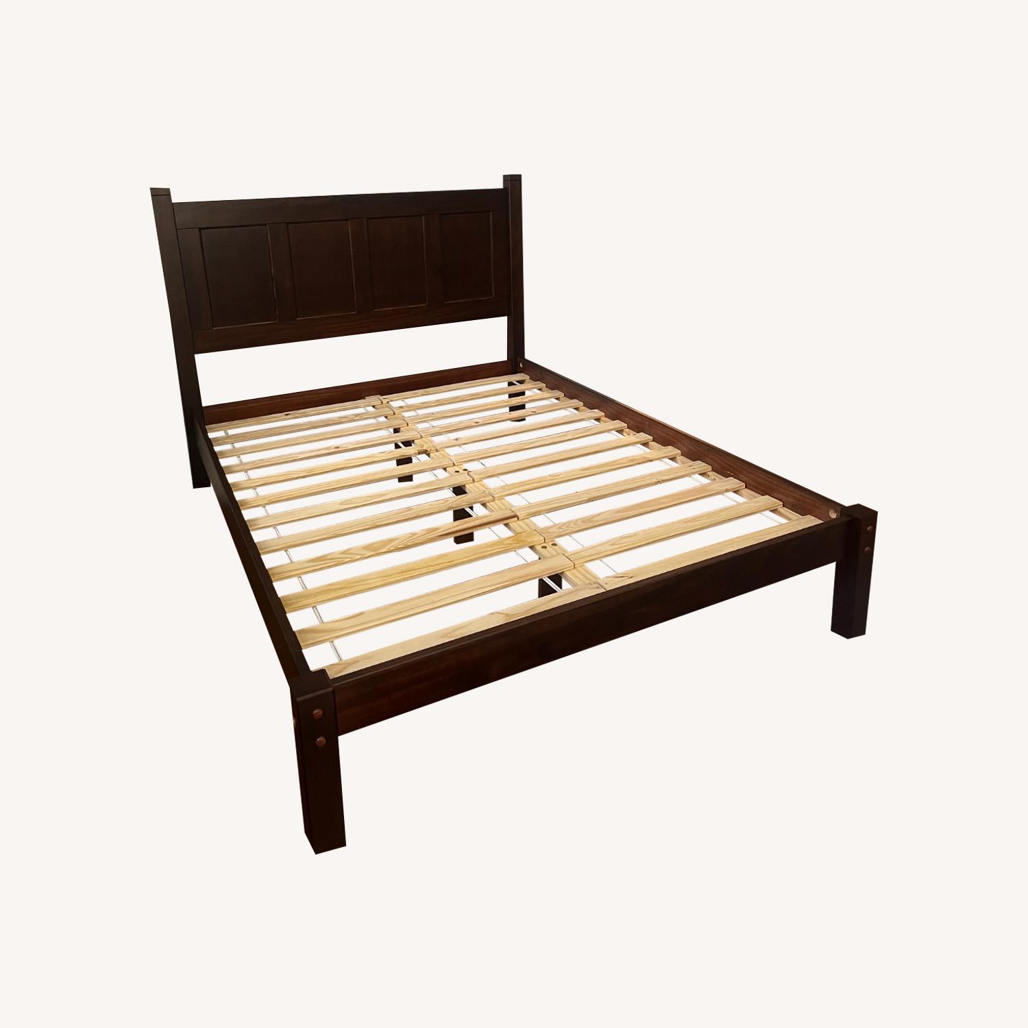 Grain Wood Shaker Panel Platform Queen Bed - image-0