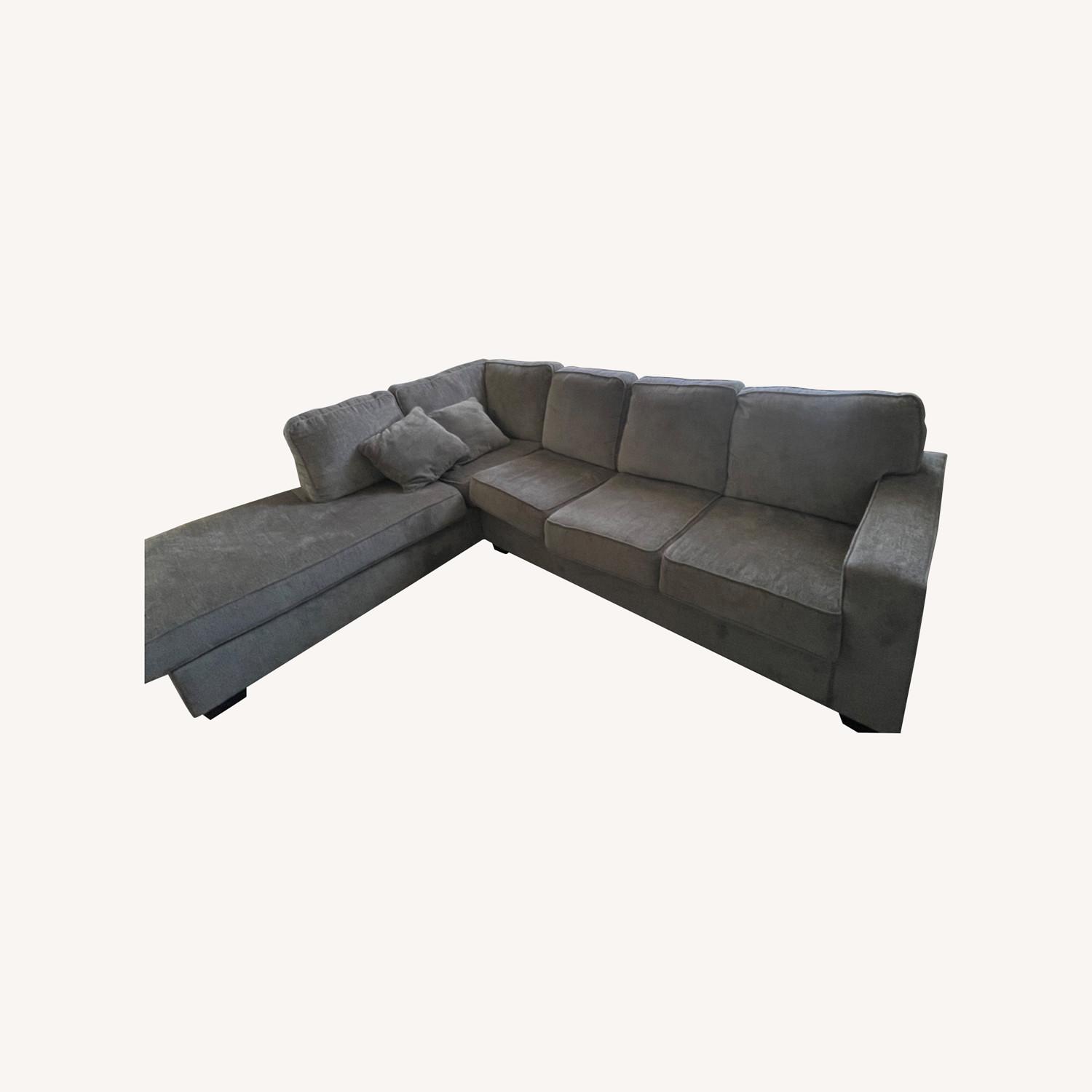 Raymour & Flanigan Gray Sectional - AptDeco