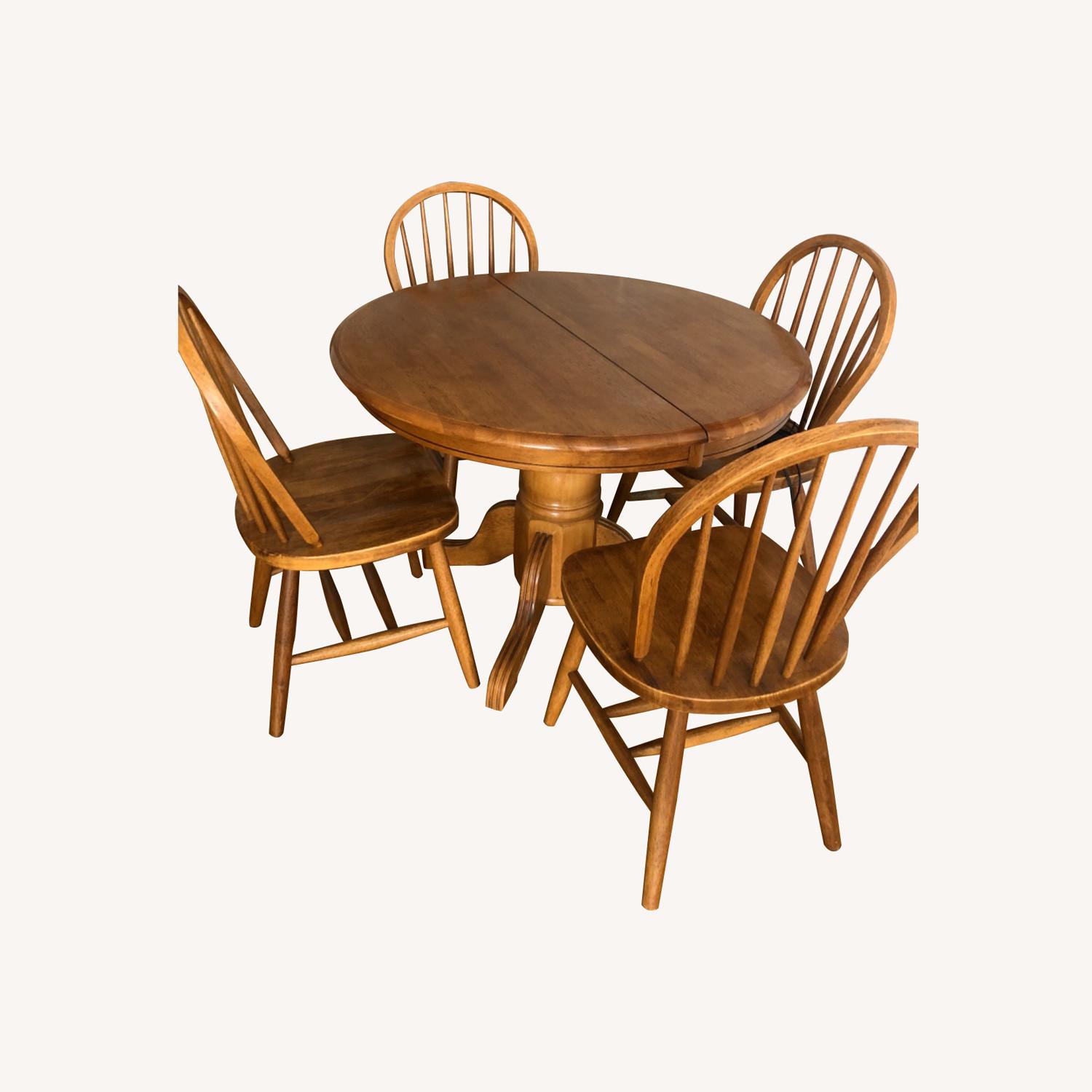 Dining Round Table (ext) + 4 Chairs in Solid Oak - image-0