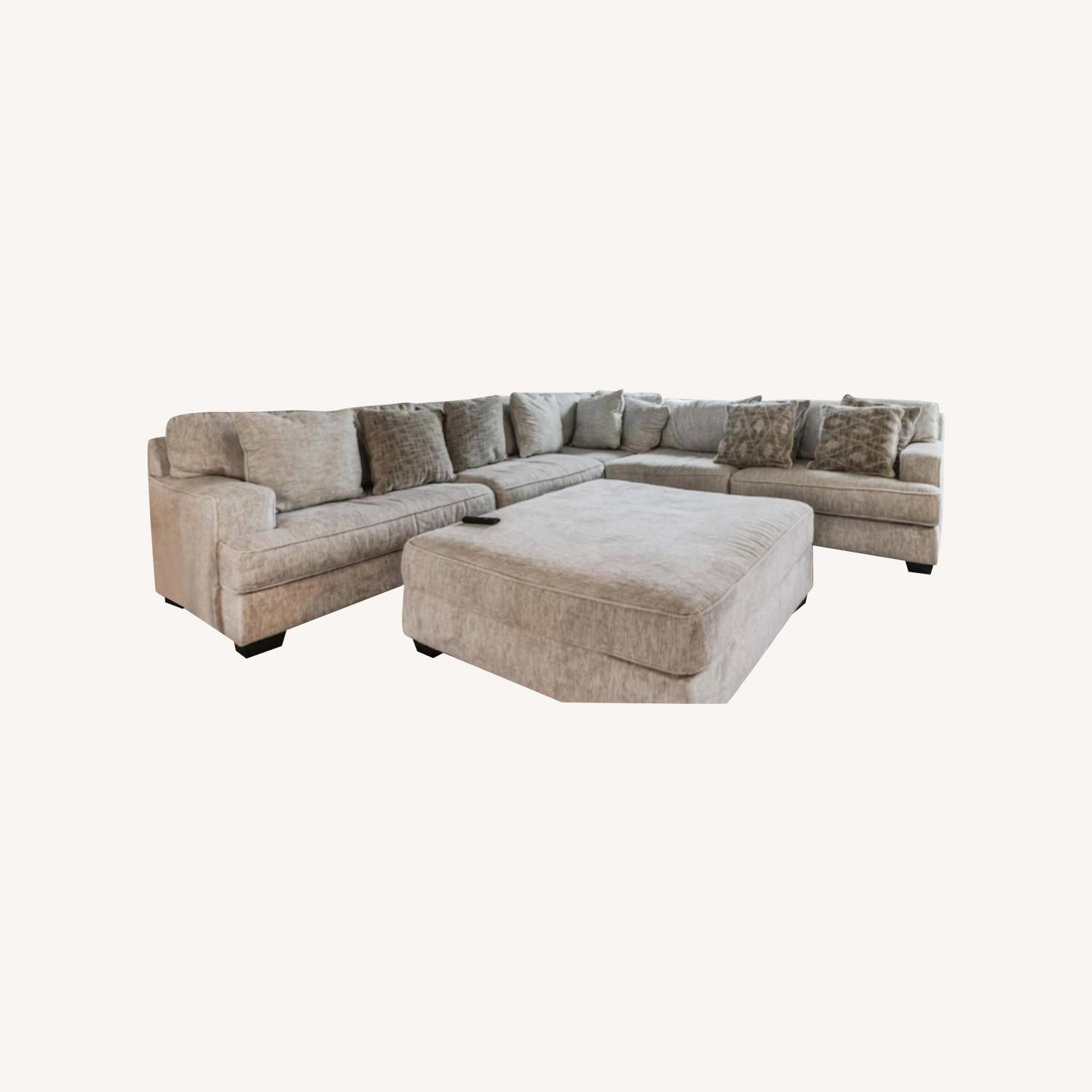Raymour & Flanigan 3 Pc Sectional with Cocktail Ottoman - AptDeco