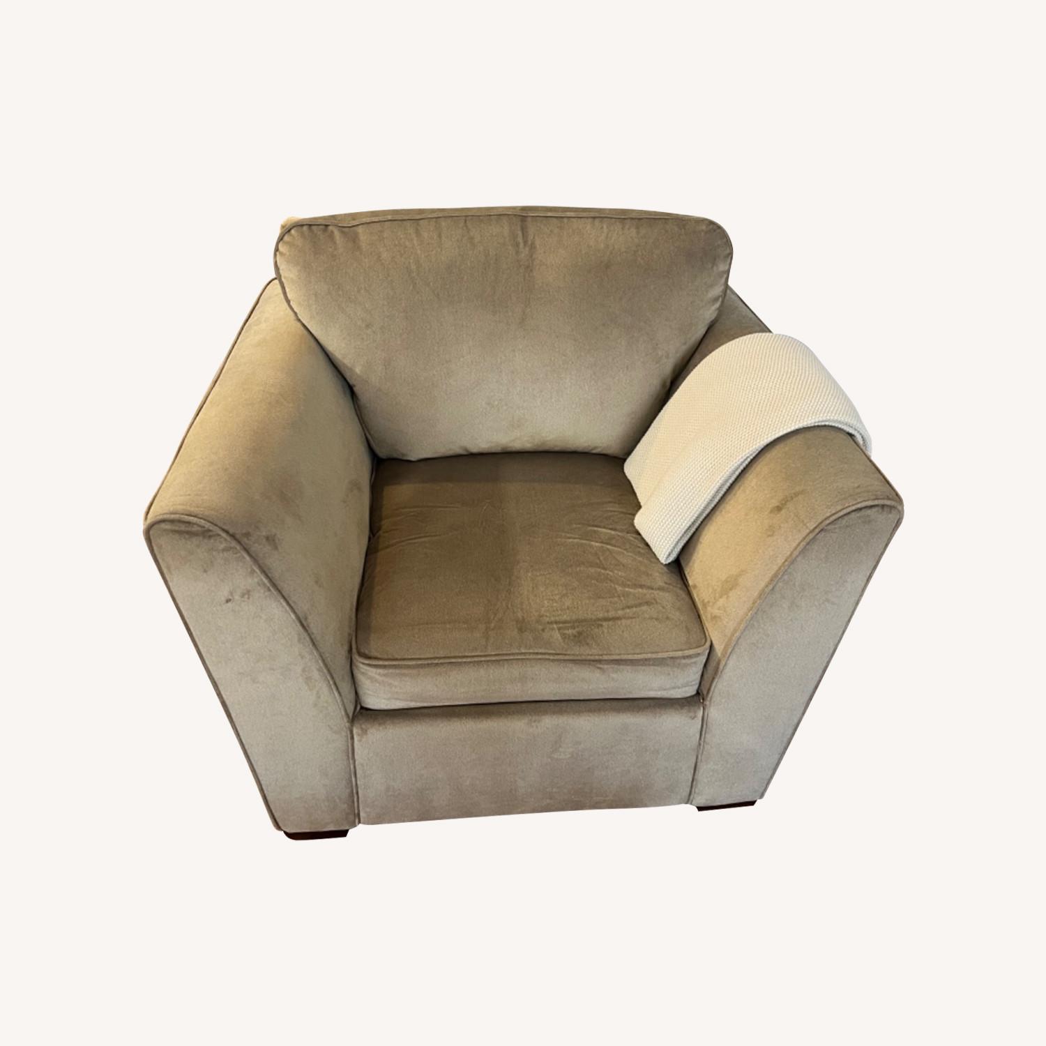 La-Z-Boy Chair with Ottoman - image-0