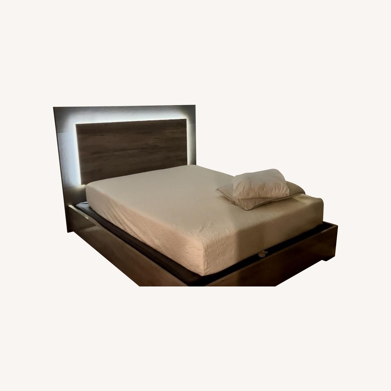 Park slope Gray 3 Pc Queen Panel Bed - image-0