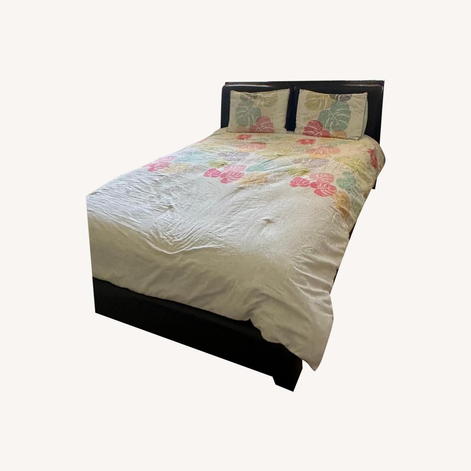 Rooms To Go Modern Queen Bed - image-0