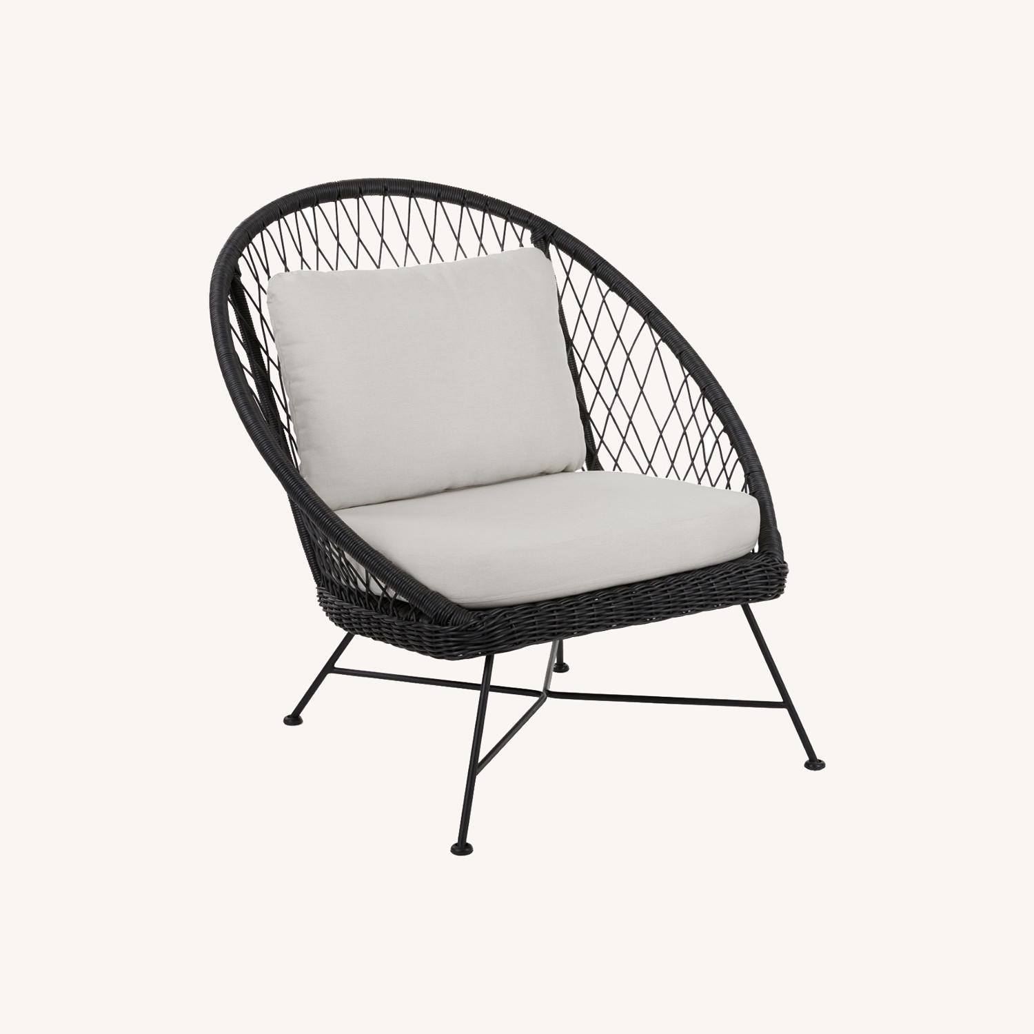 2 Article White / Black Lounge Chairs+ 4 Cushions - image-0