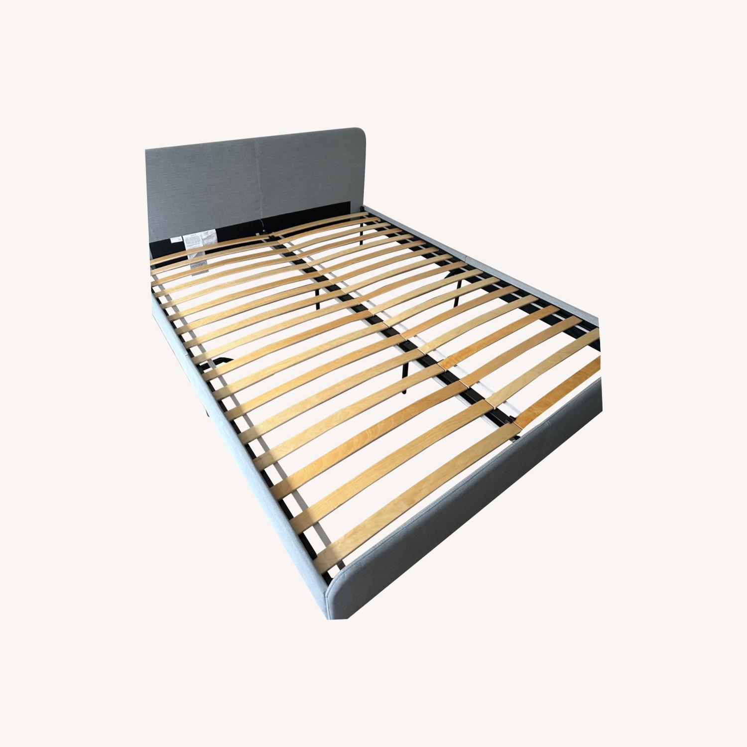 (大幅値下げ)IKEA Queen Size マットレスとフレームセット IKEA Queen Size Bed and Bed Frame - AptDeco