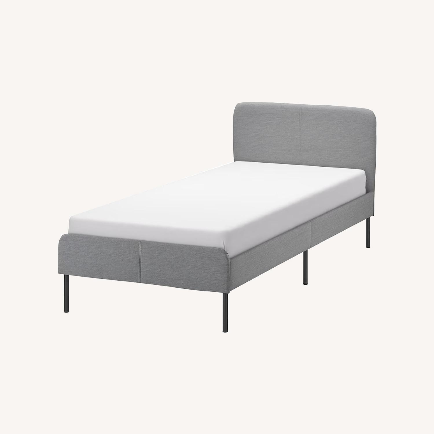 専用‼️(((2個セット)))IKEA SLATTUM スラットゥム SLATTUM upholstered bed frame, Vissle dark gray, Twin - IKEA