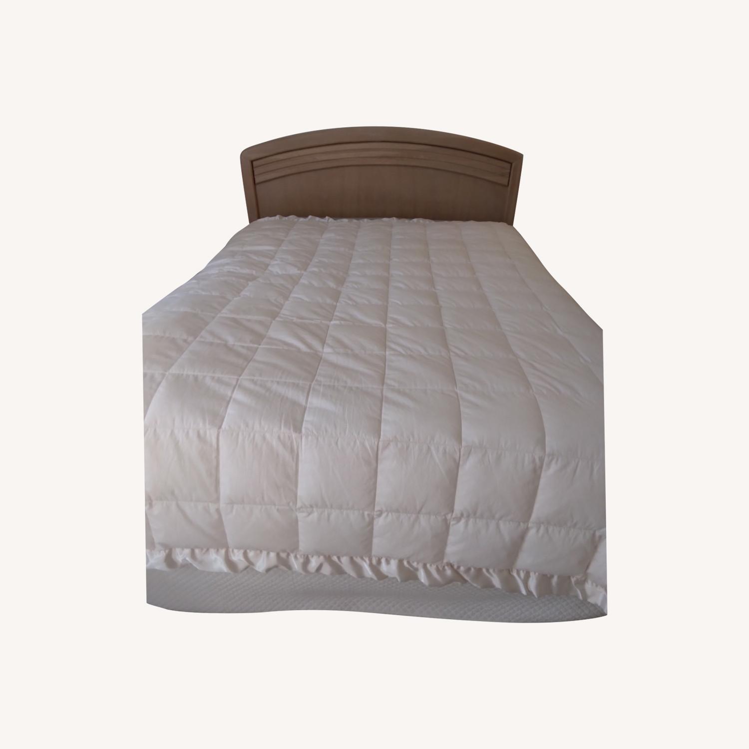 Blonde Oak Queen Bed - image-0