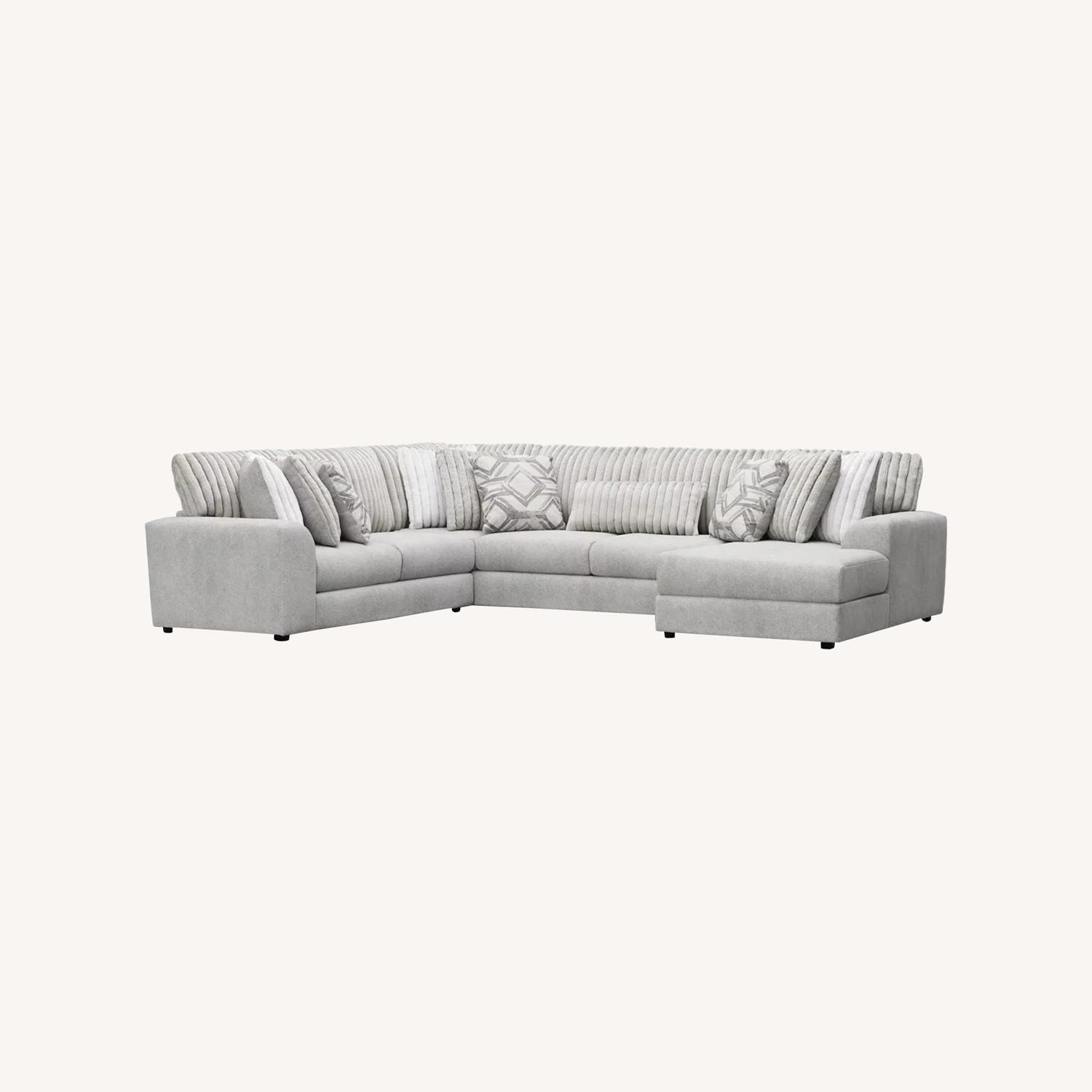 Rooms To Go Modern Grey Sectional Couch   - image-0