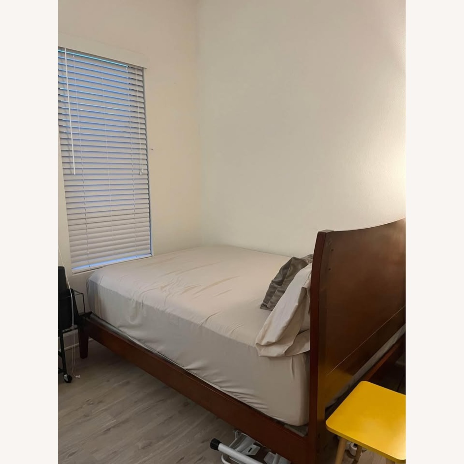 Mancini's Queen Bed - image-8